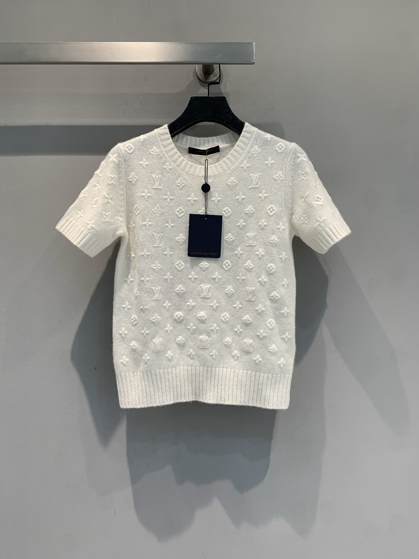新款 原版开发 L家春夏系列立体字母羊绒短袖针织衫，采用高品质羊绒，柔软亲肤，穿着超舒适。立体浮雕老花刺
