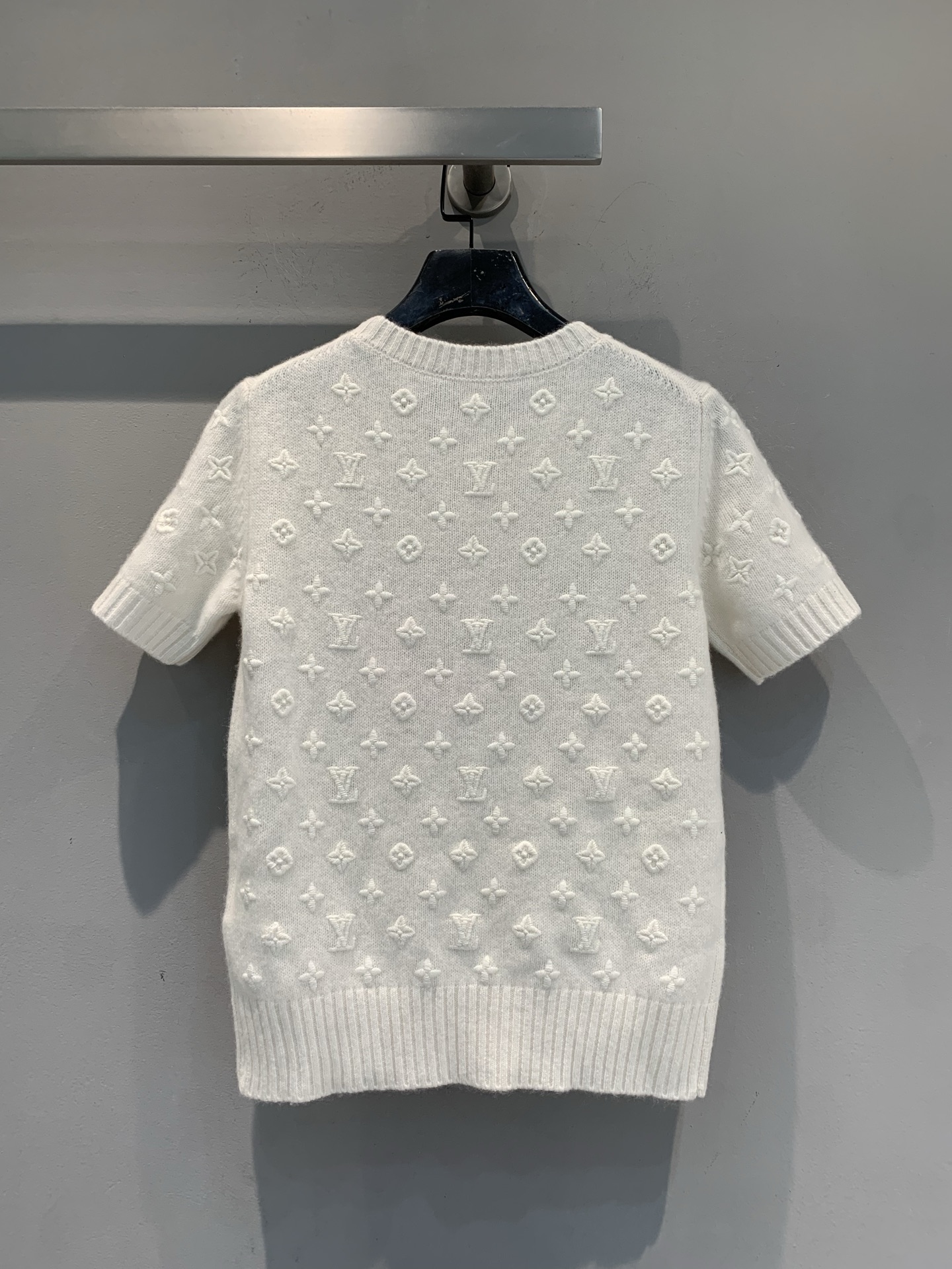 新款 原版开发 L家春夏系列立体字母羊绒短袖针织衫，采用高品质羊绒，柔软亲肤，穿着超舒适。立体浮雕老花刺