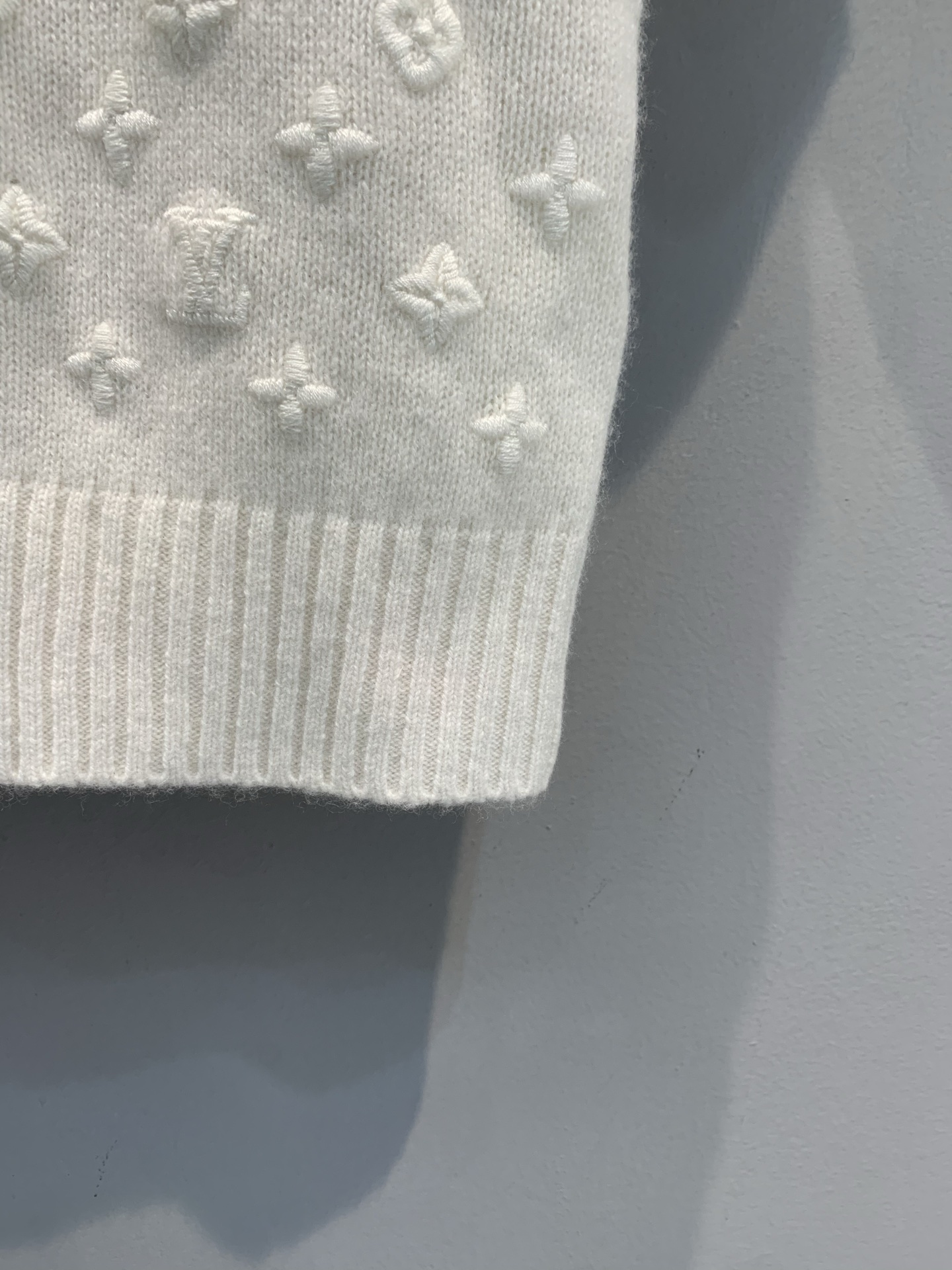 新款 原版开发 L家春夏系列立体字母羊绒短袖针织衫，采用高品质羊绒，柔软亲肤，穿着超舒适。立体浮雕老花刺