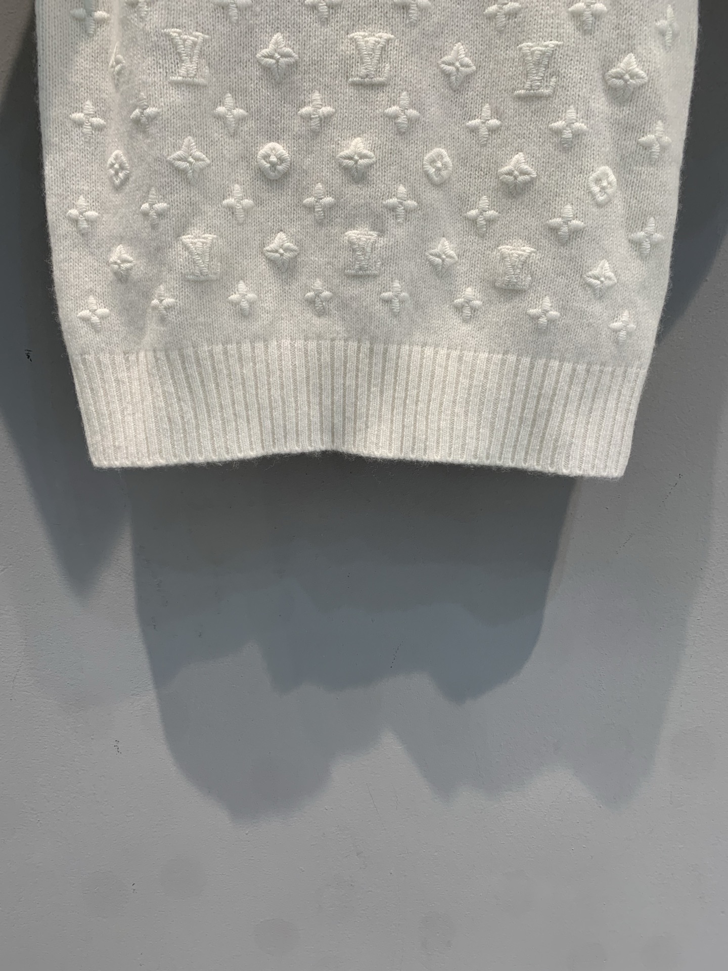 新款 原版开发 L家春夏系列立体字母羊绒短袖针织衫，采用高品质羊绒，柔软亲肤，穿着超舒适。立体浮雕老花刺