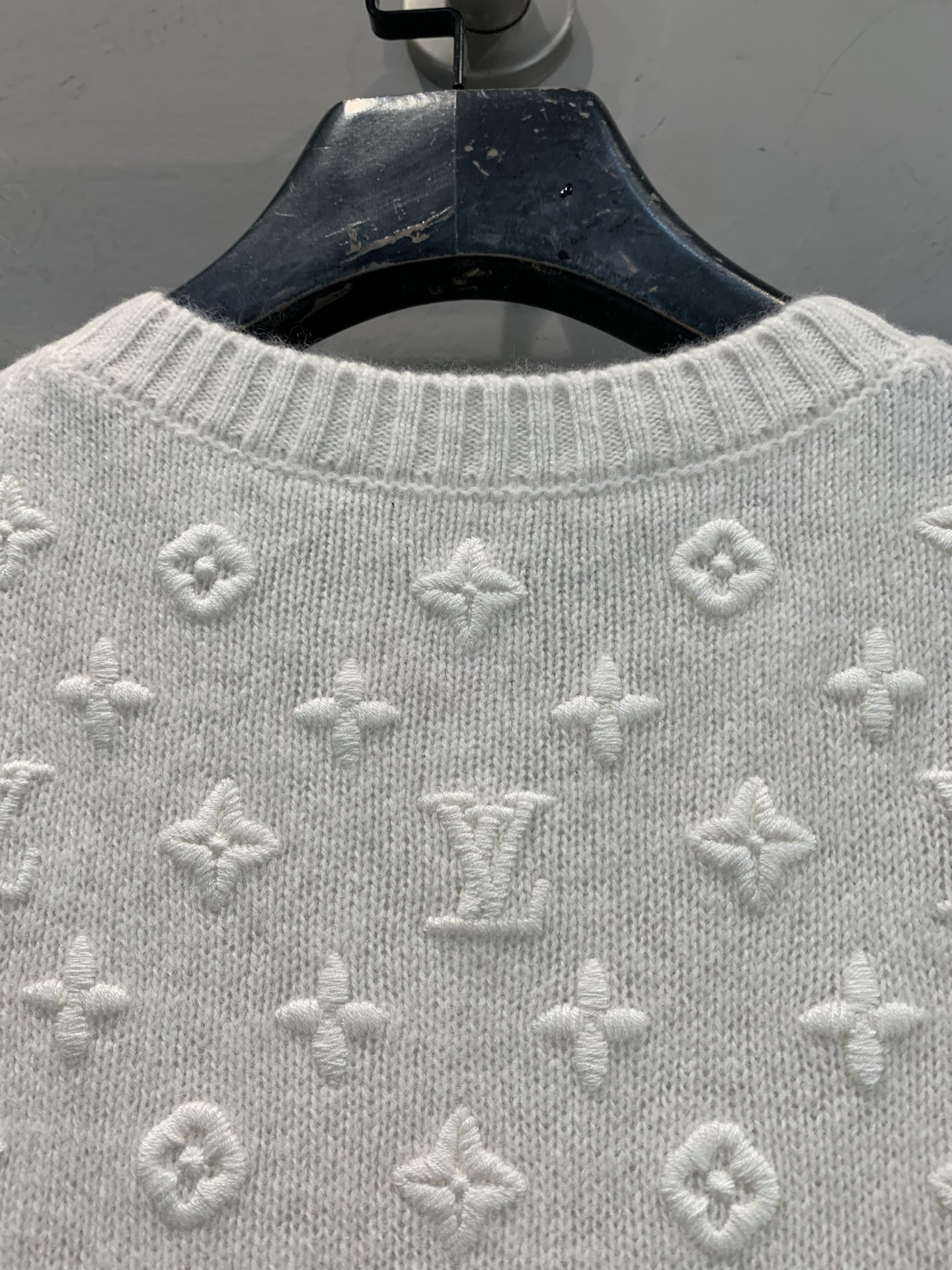 新款 原版开发 L家春夏系列立体字母羊绒短袖针织衫，采用高品质羊绒，柔软亲肤，穿着超舒适。立体浮雕老花刺