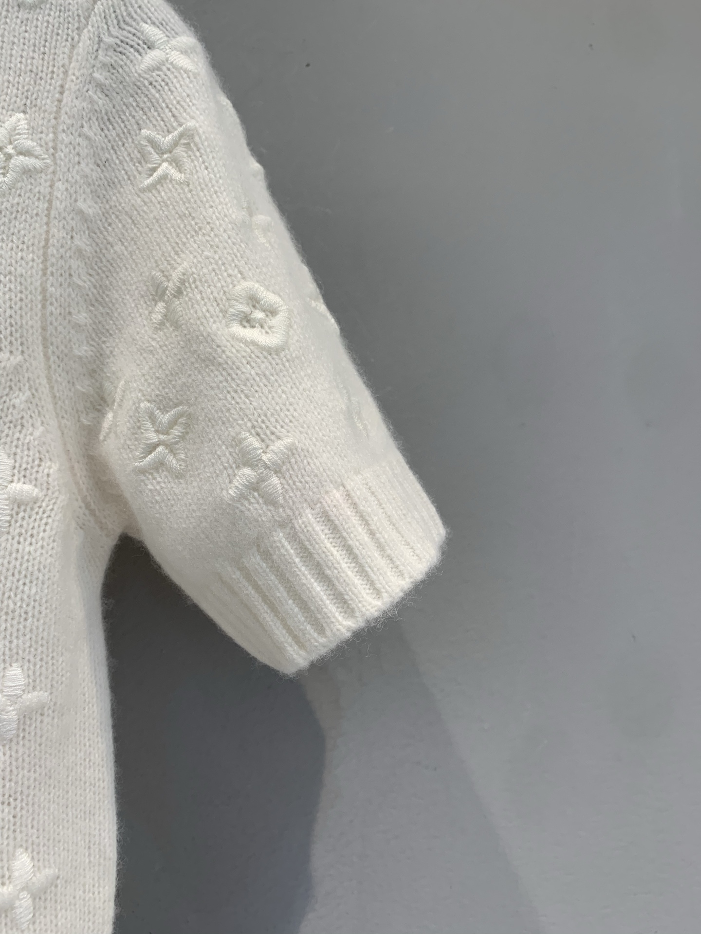 新款 原版开发 L家春夏系列立体字母羊绒短袖针织衫，采用高品质羊绒，柔软亲肤，穿着超舒适。立体浮雕老花刺