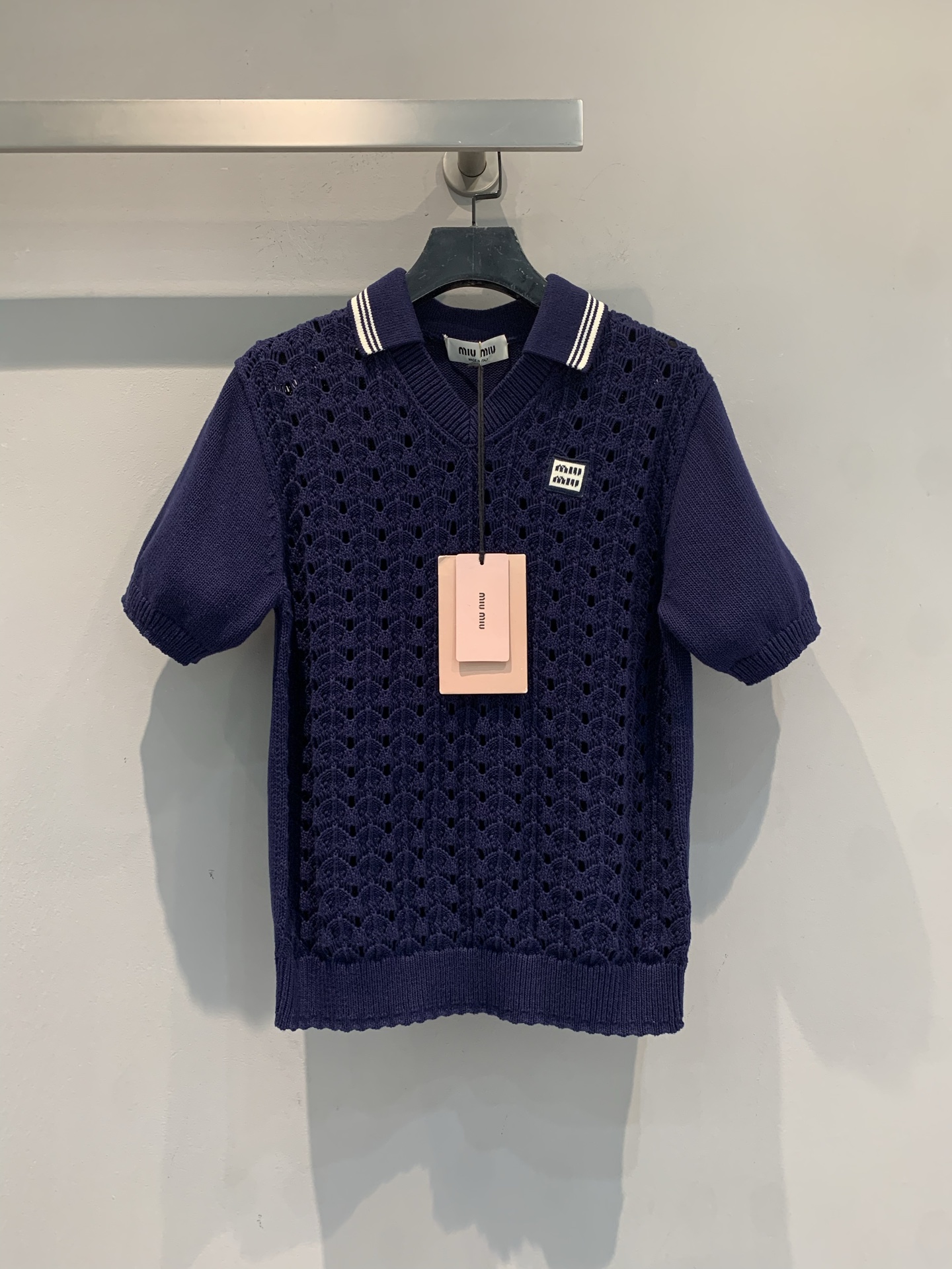 新款 原版开发 Miumi*春夏系列镂空针织短袖Polo，微透钩花肌理+小翻领设计，甜酷感满满！袖口和领