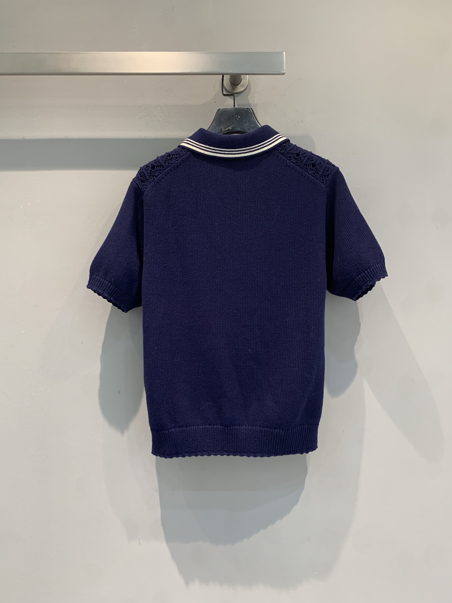 新款 原版开发 Miumi*春夏系列镂空针织短袖Polo，微透钩花肌理+小翻领设计，甜酷感满满！袖口和领