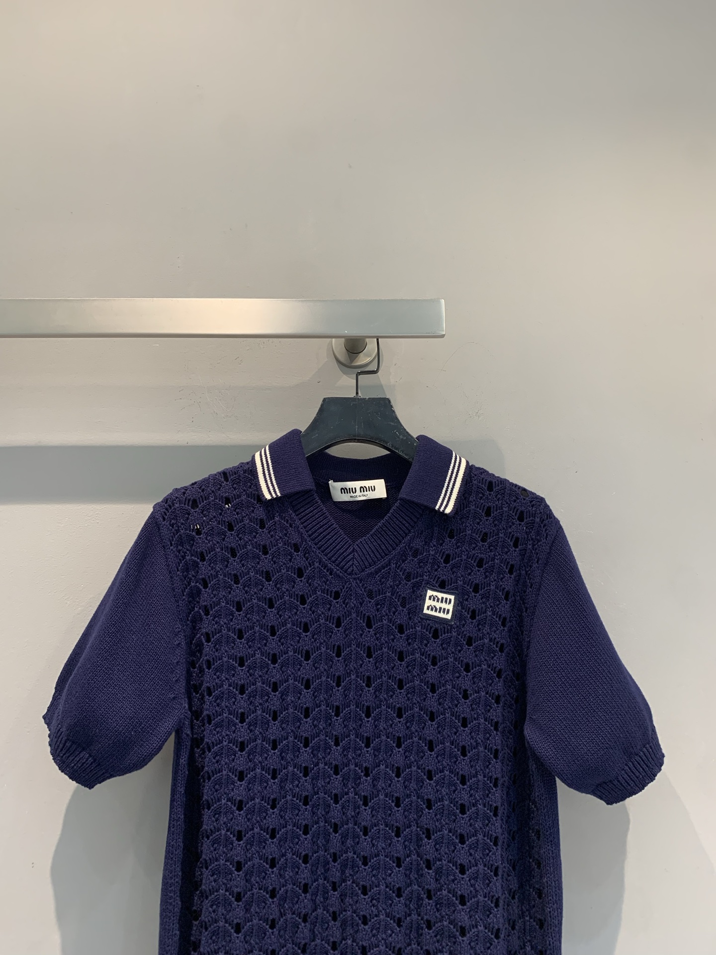 新款 原版开发 Miumi*春夏系列镂空针织短袖Polo，微透钩花肌理+小翻领设计，甜酷感满满！袖口和领