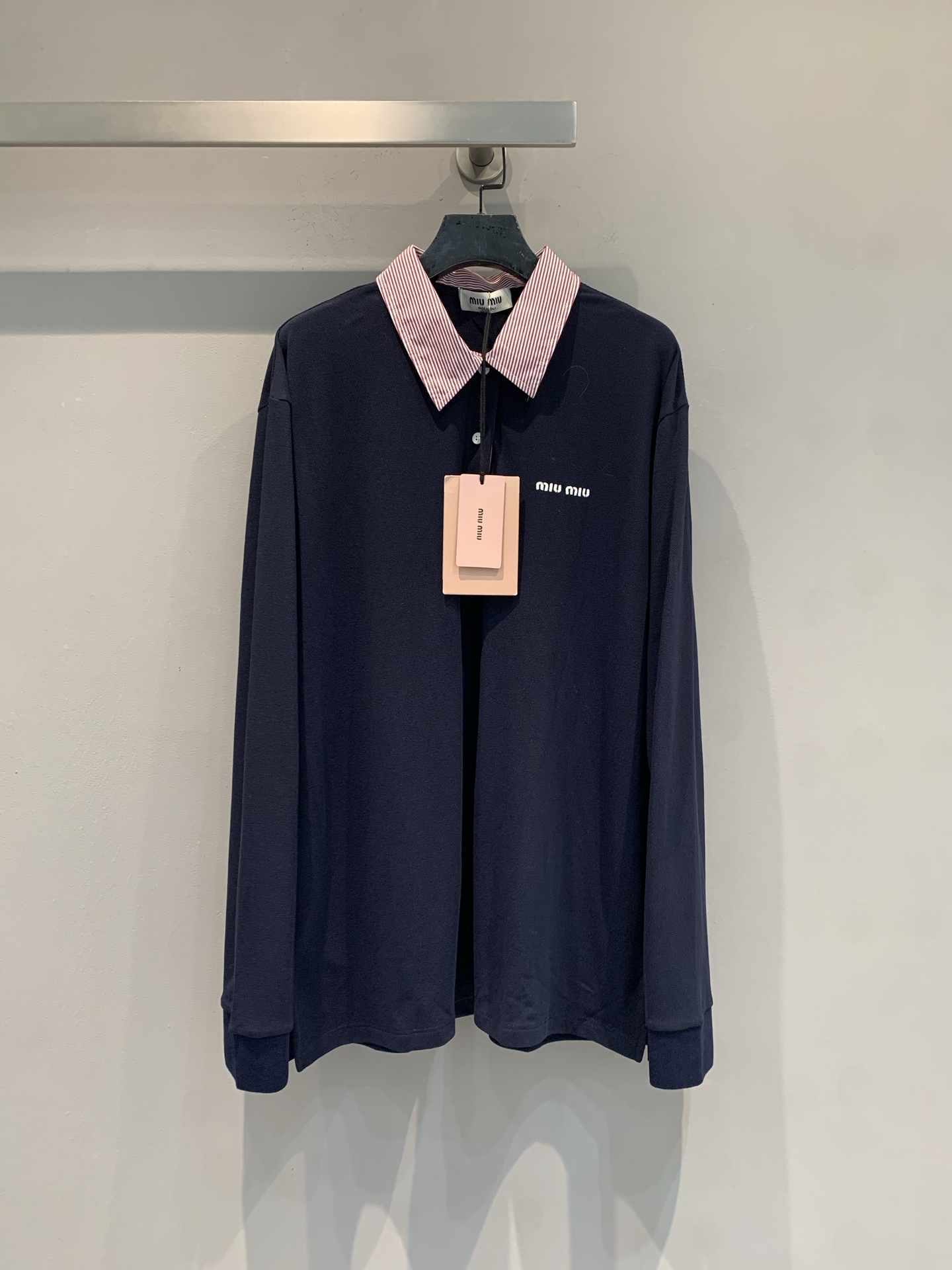 NO:835778,The new model is shipping. Originally developed by Miumi*, the new spring and summer college-style fake two-piece spliced ​​Polo shirt, navy blue main color + pink striped lapel, contrasting color design has a super American college feel!  Brand embroidery on the left chest, full of details. The cotton fabric is soft and comfortable, and the loose fit is lazy and casual. It can be easily worn in daily casual or college style. It looks great with pleated skirts and sweatpants, retro and fashionable, and it is easy to create a layered look!  Code numberSML,,miumiu,skirts,19860909新款出货啦 原版开发 Miumi*春夏新款学院风假两件拼接Polo衫,藏蓝主色+粉色条纹翻领,撞色设计超有美式学院感！左胸品牌刺绣,细节满分.棉质面料柔软舒适,宽松版型慵懒随性,日常休闲或学院风都能轻松驾驭.搭配百褶裙、运动裤都很出彩,复古又时髦,轻松打造层次感穿搭！码数SML,,miumiu,skirts,,Women's clothing