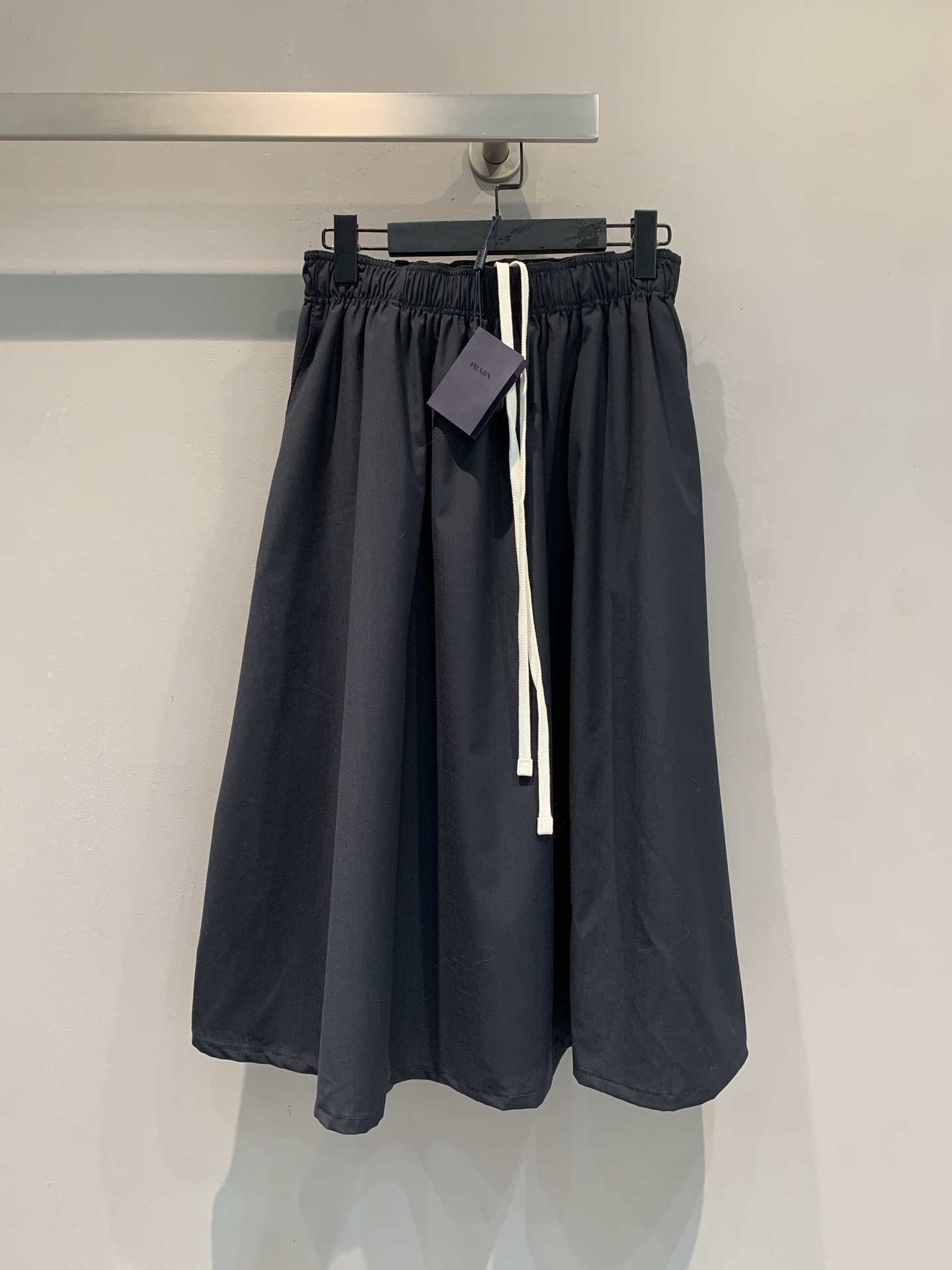 NO:834491,The new model is shipped. The original development of Prad* new spring and summer fashionable and versatile drawstring nylon umbrella skirt, navy blue is super versatile, light nylon material, comfortable and breathable. Elastic waist + white drawstring, casual and design sense, the umbrella skirt version covers the crotch and makes you slim, and is friendly to pear-shaped figures!  The mid-length style flatters the leg shape and can be easily used for daily commuting and leisure. When paired with a sweater or shirt, you can easily get a Korean style or college style outfit ~ Size SML, prada, skirts, shirts,19860909新款出货啦 原版开发 Prad*春夏新款时髦百搭抽绳尼龙伞裙,藏蓝色超百搭,轻盈尼龙材质,穿着舒适又透气.松紧腰+白色抽绳,随性又有设计感,伞裙版型遮胯显瘦,梨形身材友好！中长款修饰腿型,日常通勤、休闲都能轻松驾驭,搭配针织衫或衬衫,轻松get韩系or学院风穿搭～码数SML,,prada,skirts,shirts,,Women's clothing