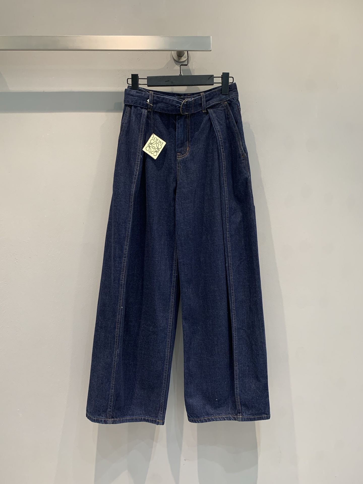 NO:835817,The new model is shipped. The original development of Loew* spring and summer new fashionable retro lace-up wide-leg jeans, high waist + loose silhouette, lengthening the legs and modifying the shape of the legs. The deep denim blue has a sense of luxury, which can be easily used for daily commuting and leisure. The fabric is soft and drapey, and it is very lazy and fashionable when paired with flat shoes or sneakers. Loew's tailoring and design sense are always online. This pair of jeans is a versatile item in the wardrobe, no matter how you match it, you can't go wrong!  Code number SML,,loewe,loewe,flats,sneakers,jeans,19860909新款出货啦 原版开发 Loew*春夏新款时髦复古系带阔腿牛仔裤,高腰+宽松廓形,显腿长又修饰腿型,深牛仔蓝自带高级感,日常通勤、休闲都能轻松驾驭.面料柔软有垂感,搭配平底鞋或运动鞋都很慵懒时髦.罗意威剪裁和设计感一直在线,这条牛仔裤是衣橱百搭神器,怎么搭都不出错！码数SML,,loewe,loewe,flats,sneakers,jeans,,Women's clothing