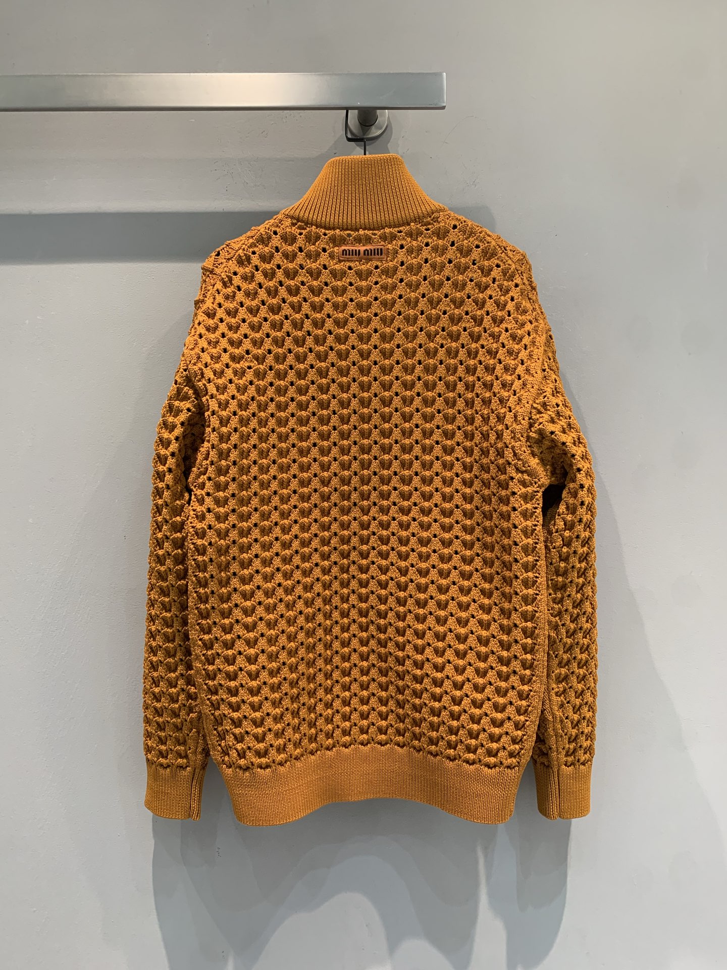 新款 原版开发 Miumi*早春系列焦糖色针织开衫，粗针织工艺，版型挺阔，春秋穿搭超有氛围感！焦糖色显白
