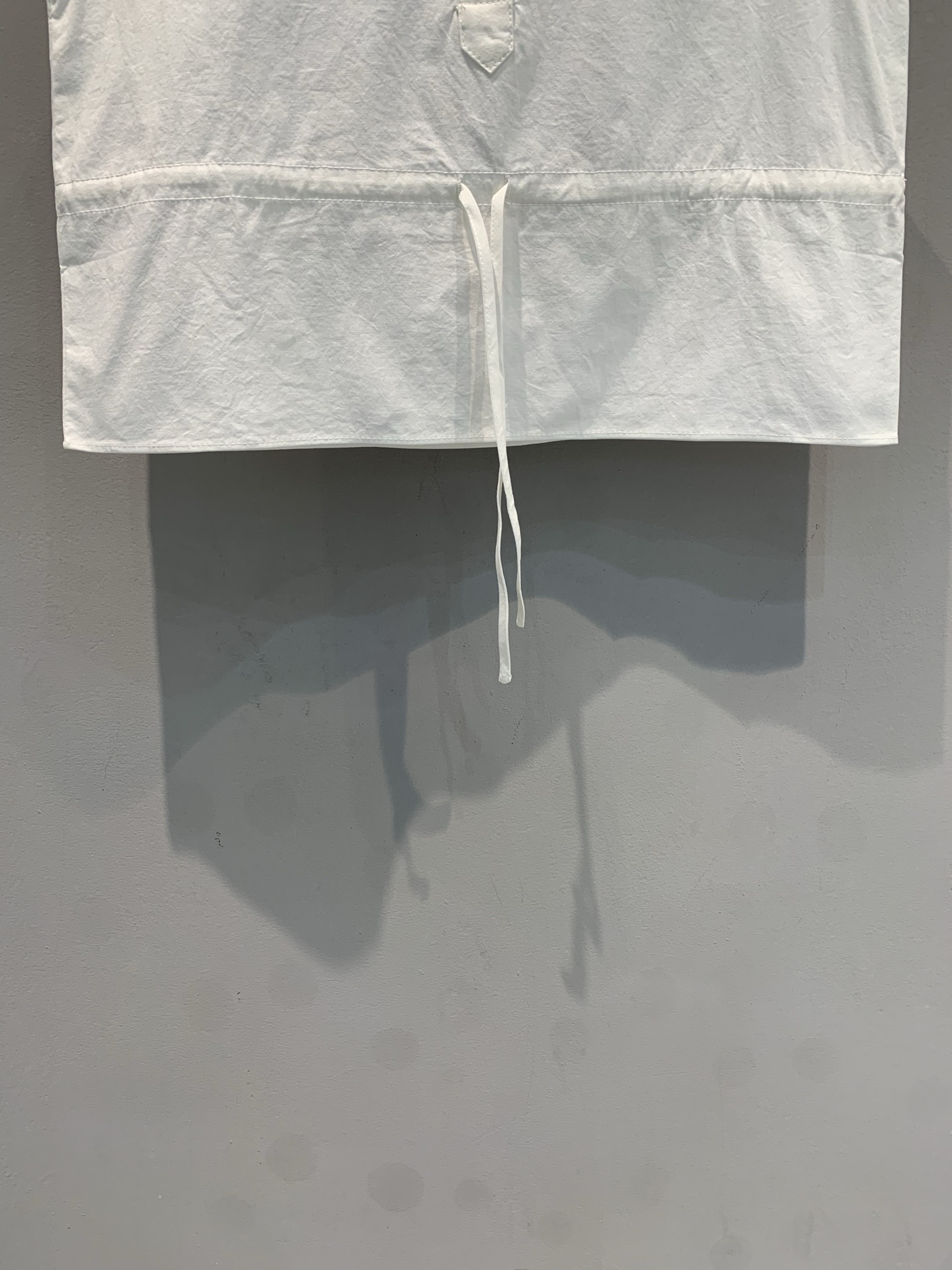 新款 原版开发 Miumi*春夏系列白色抽绳背心，轻薄透气棉麻混纺，春夏穿超舒服！U型领+胸前纽扣，腰部