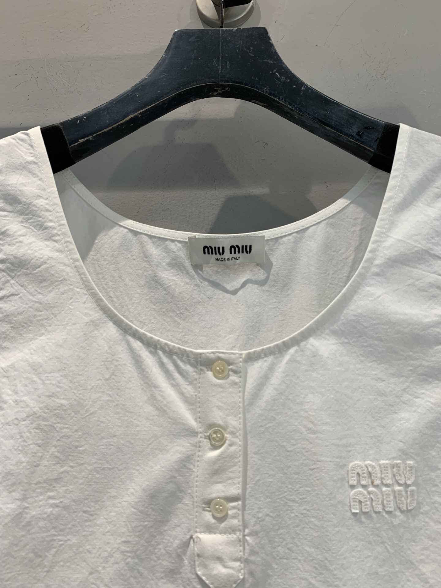 新款 原版开发 Miumi*春夏系列白色抽绳背心，轻薄透气棉麻混纺，春夏穿超舒服！U型领+胸前纽扣，腰部