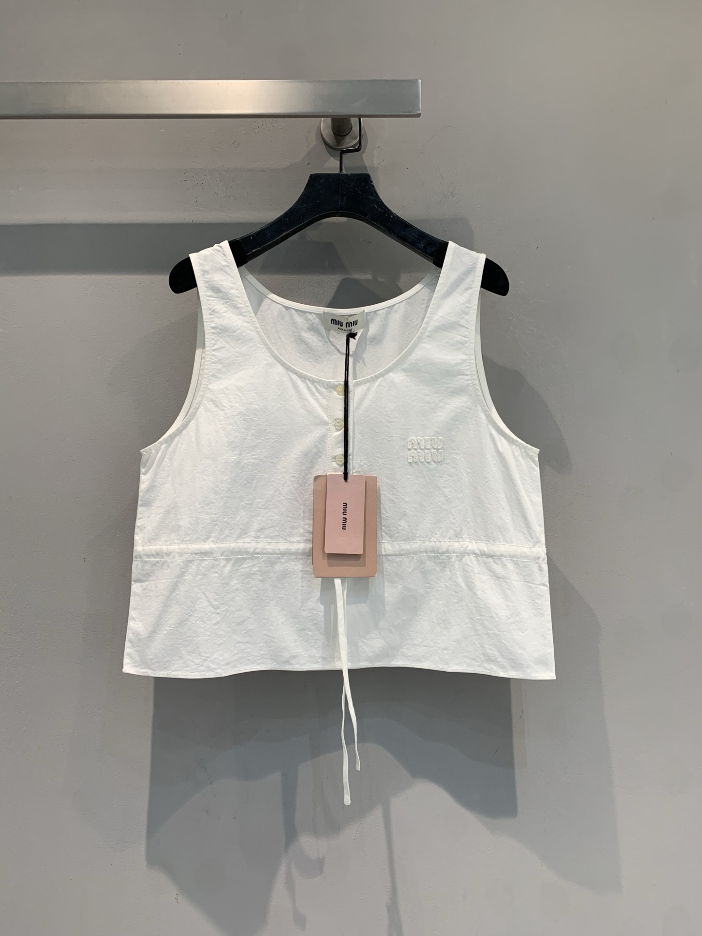 新款 原版开发 Miumi*春夏系列白色抽绳背心，轻薄透气棉麻混纺，春夏穿超舒服！U型领+胸前纽扣，腰部