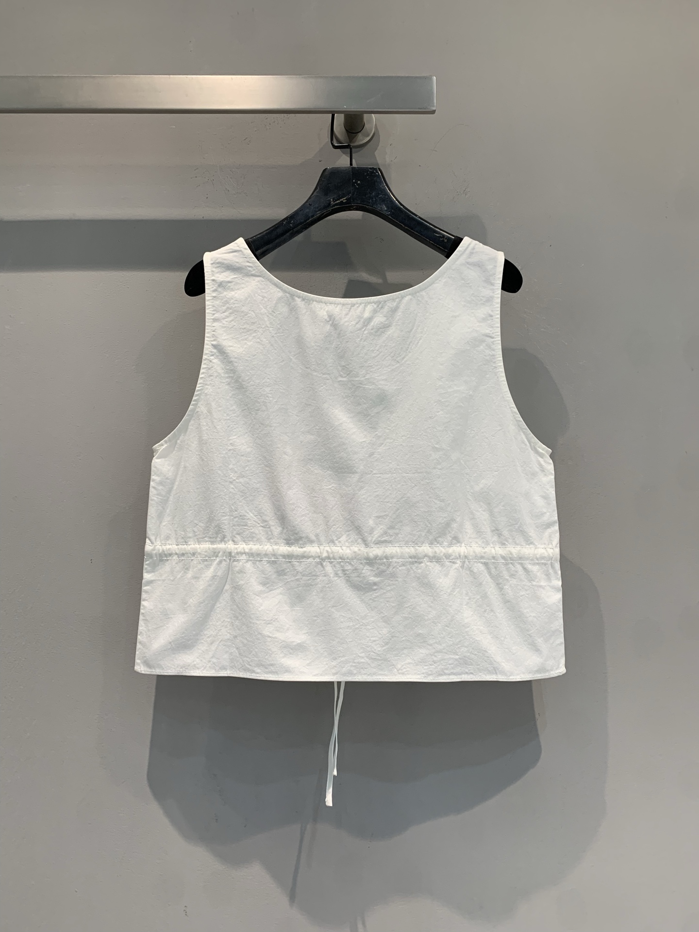 新款 原版开发 Miumi*春夏系列白色抽绳背心，轻薄透气棉麻混纺，春夏穿超舒服！U型领+胸前纽扣，腰部