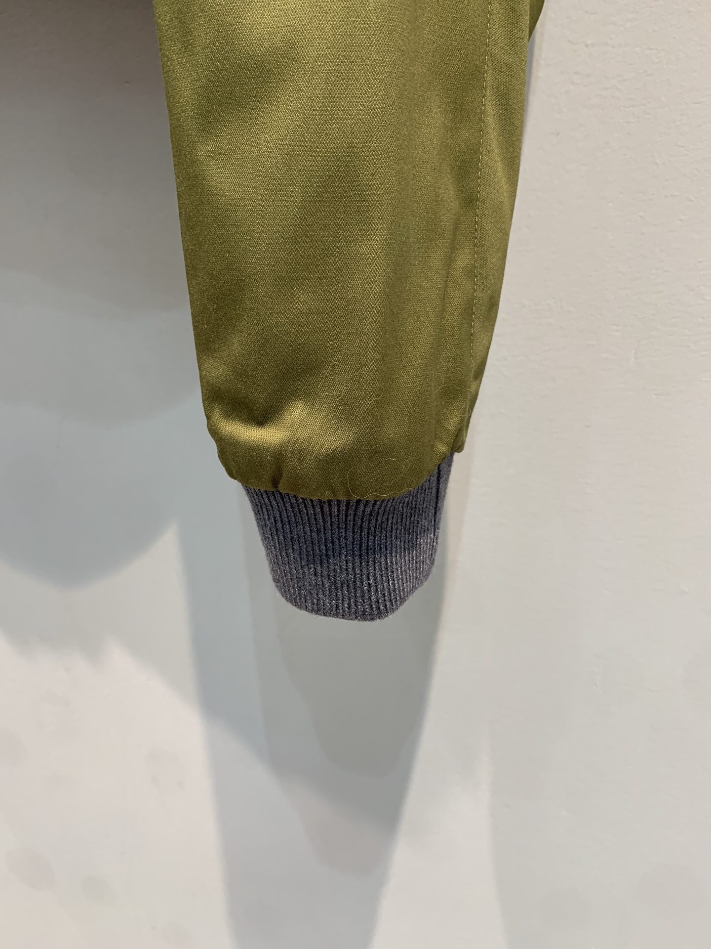 新款 原版开发 Miumi*早春新款工装风羊皮毛领军绿色夹克，棉缎材质柔软有光泽，复古工装风设计，毛领+