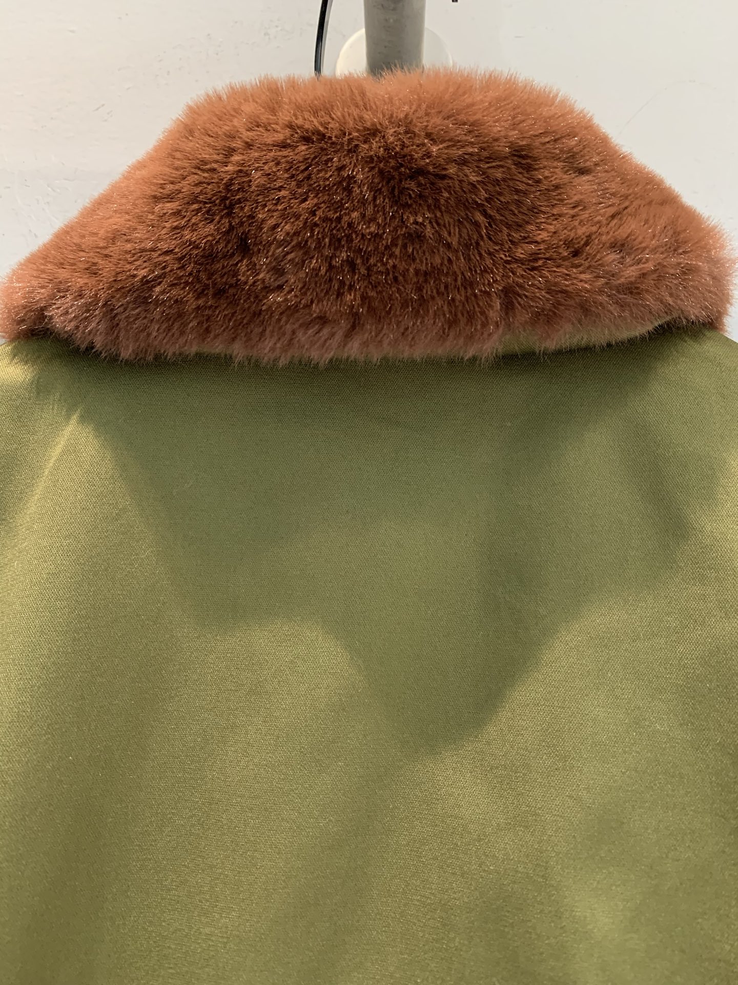 新款 原版开发 Miumi*早春新款工装风羊皮毛领军绿色夹克，棉缎材质柔软有光泽，复古工装风设计，毛领+