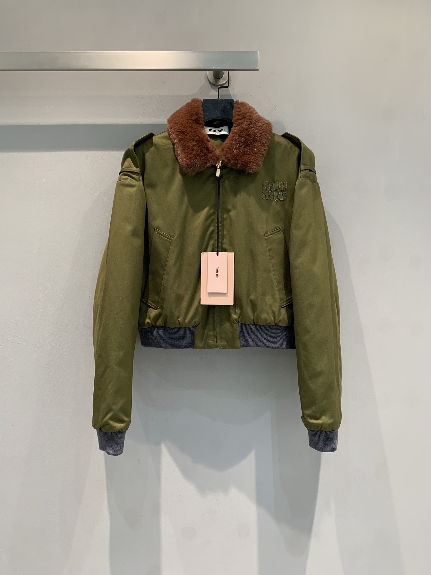 新款 原版开发 Miumi*早春新款工装风羊皮毛领军绿色夹克，棉缎材质柔软有光泽，复古工装风设计，毛领+