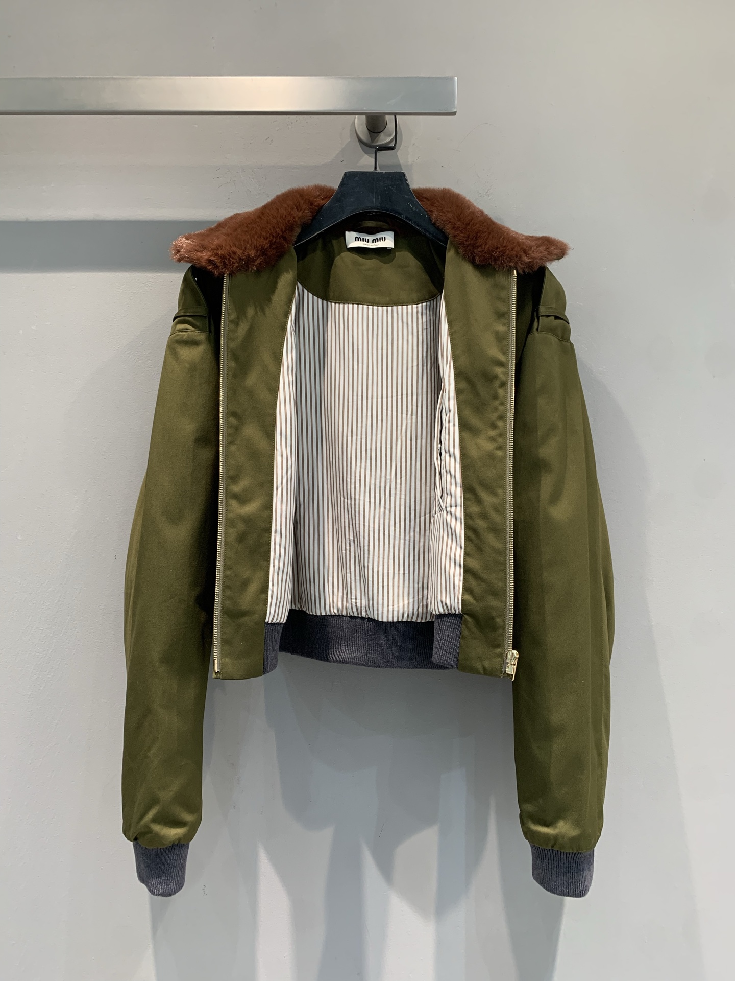 新款 原版开发 Miumi*早春新款工装风羊皮毛领军绿色夹克，棉缎材质柔软有光泽，复古工装风设计，毛领+
