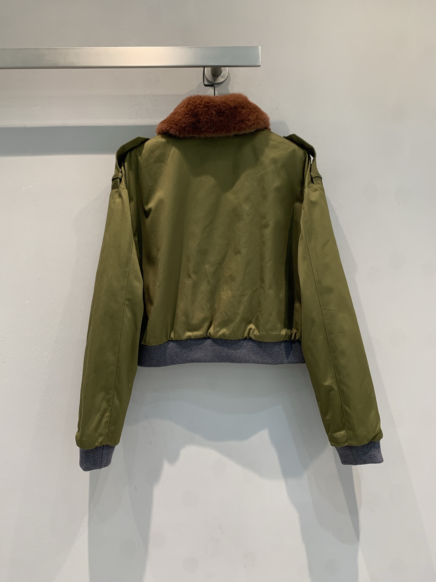 新款 原版开发 Miumi*早春新款工装风羊皮毛领军绿色夹克，棉缎材质柔软有光泽，复古工装风设计，毛领+
