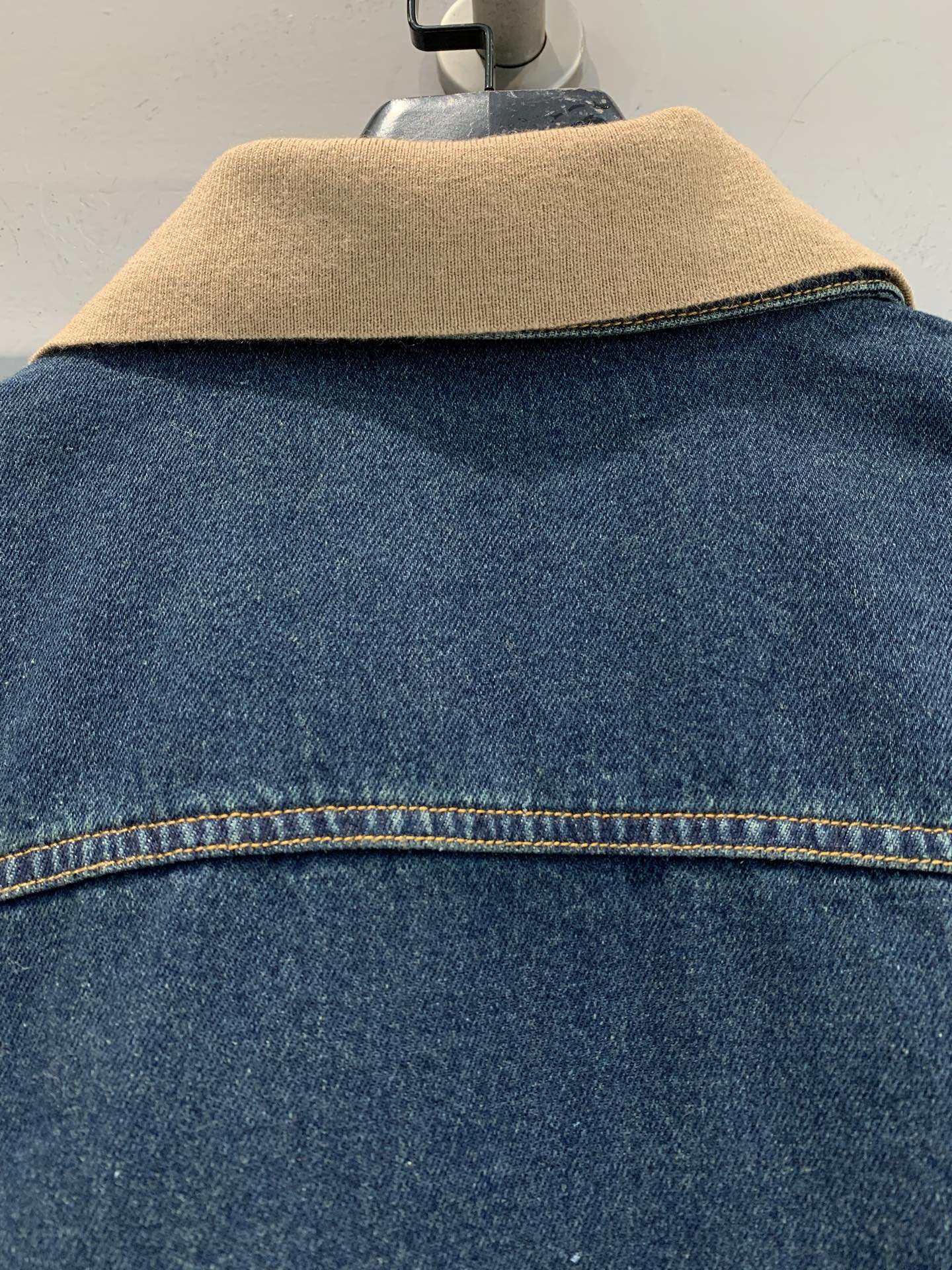 新款 原版开发 Miumi*早春新款双层领拼接牛仔夹克，深蓝丹宁+灯芯绒翻领，复古又现代！金属纽扣+胸前