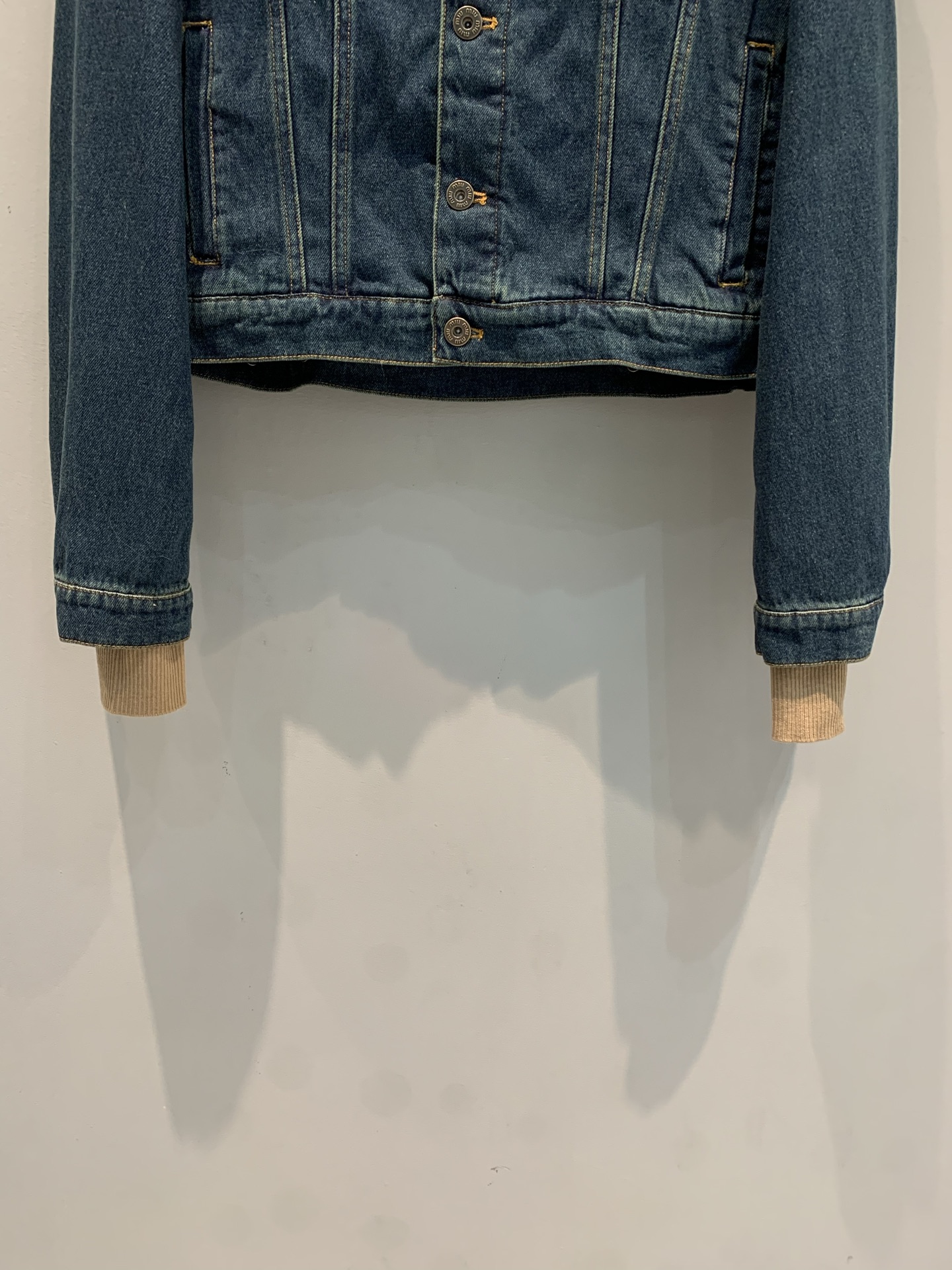 新款 原版开发 Miumi*早春新款双层领拼接牛仔夹克，深蓝丹宁+灯芯绒翻领，复古又现代！金属纽扣+胸前