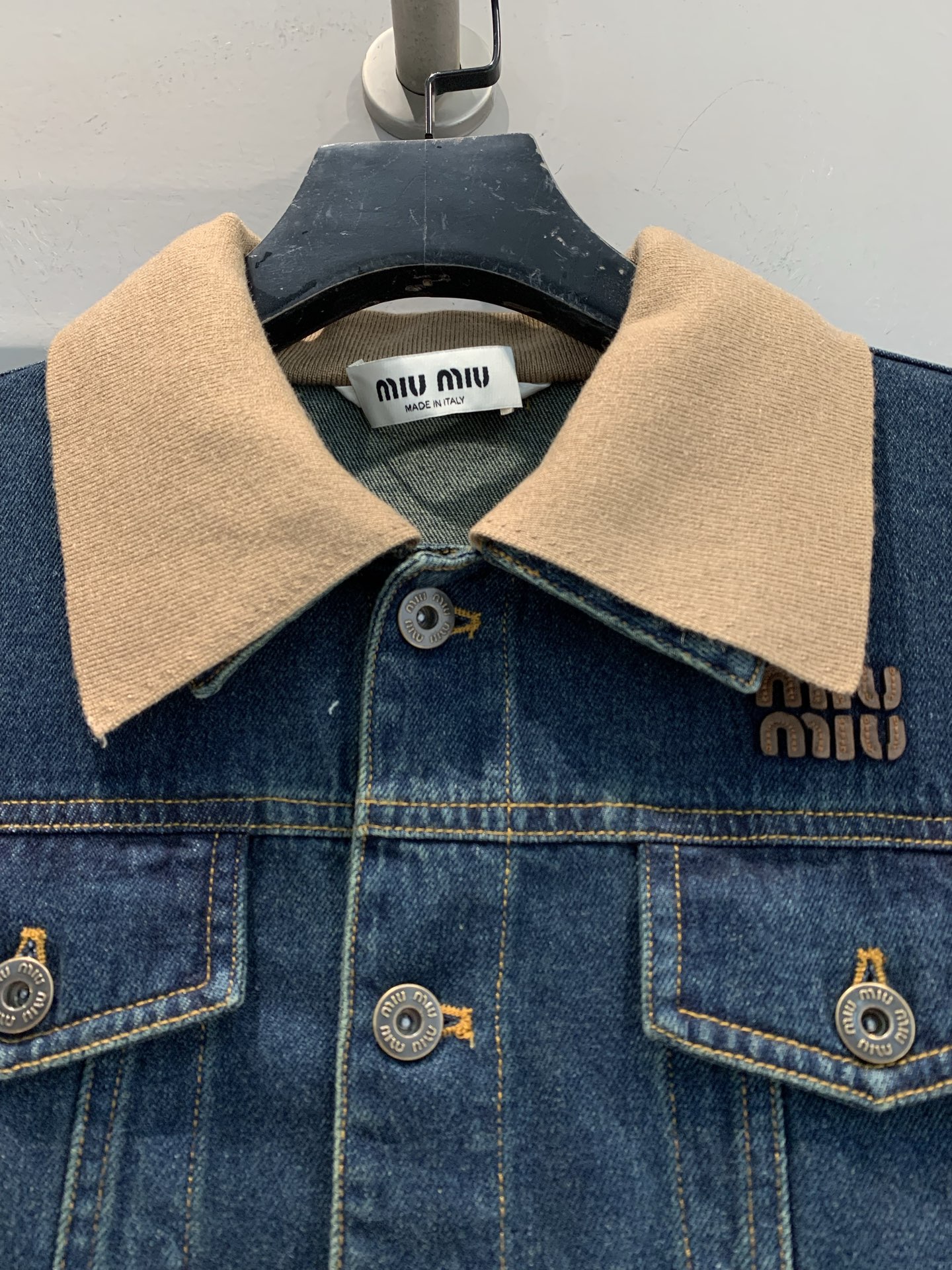 新款 原版开发 Miumi*早春新款双层领拼接牛仔夹克，深蓝丹宁+灯芯绒翻领，复古又现代！金属纽扣+胸前