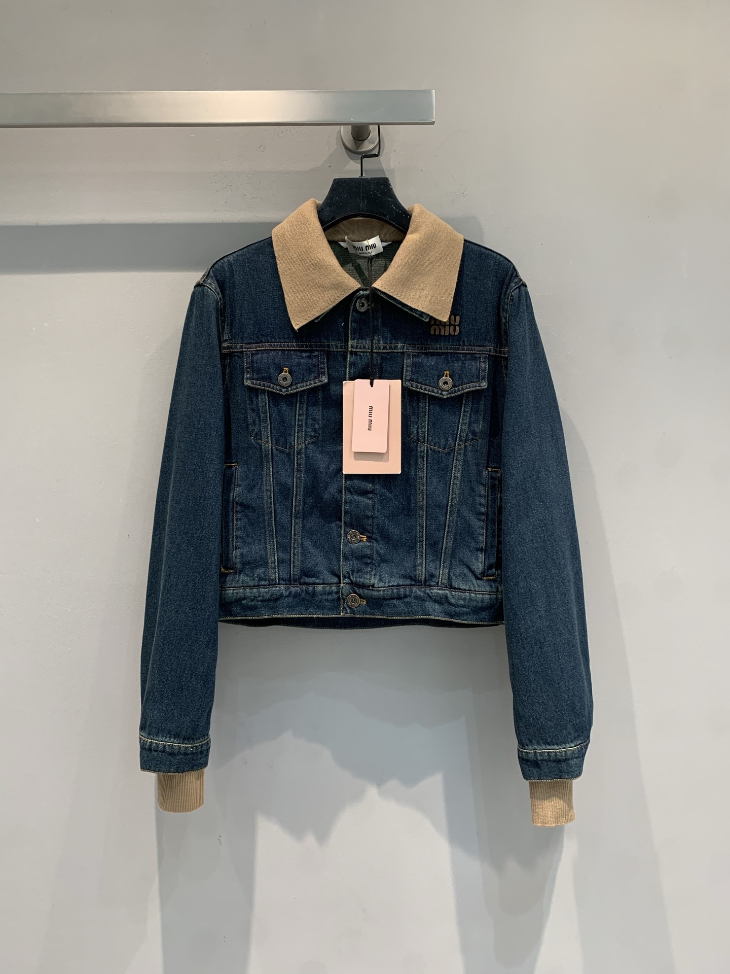 新款 原版开发 Miumi*早春新款双层领拼接牛仔夹克，深蓝丹宁+灯芯绒翻领，复古又现代！金属纽扣+胸前