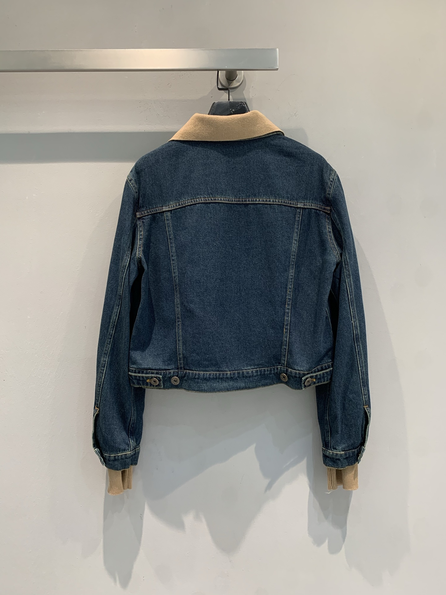 新款 原版开发 Miumi*早春新款双层领拼接牛仔夹克，深蓝丹宁+灯芯绒翻领，复古又现代！金属纽扣+胸前