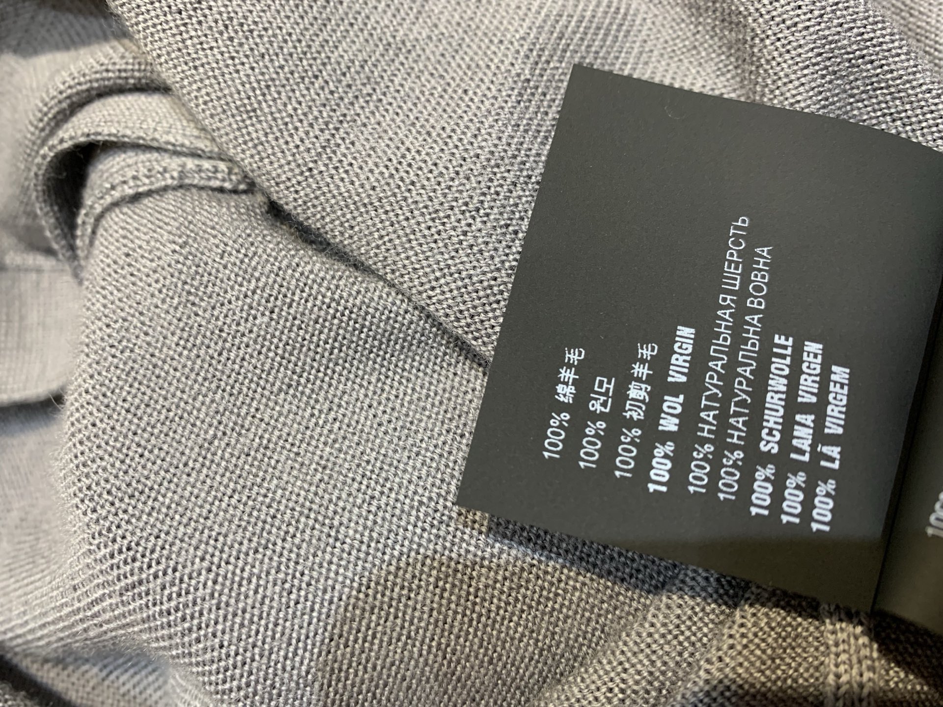新款 原版开发 Miumi*早春新款绵羊毛翻领开衫，采用100%进口绵羊毛纱线，柔软亲肤，保暖性超赞！经