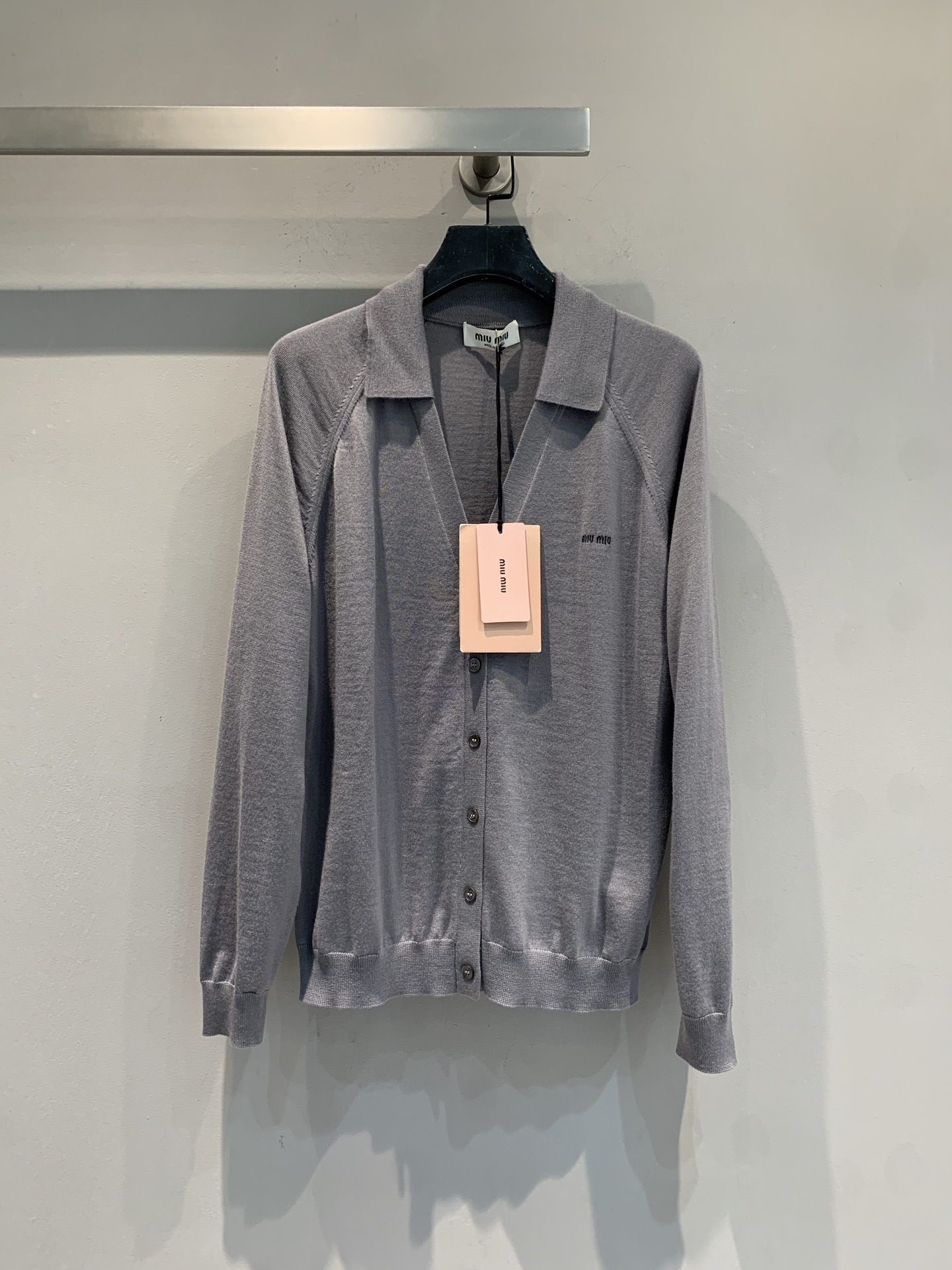 新款 原版开发 Miumi*早春新款绵羊毛翻领开衫，采用100%进口绵羊毛纱线，柔软亲肤，保暖性超赞！经