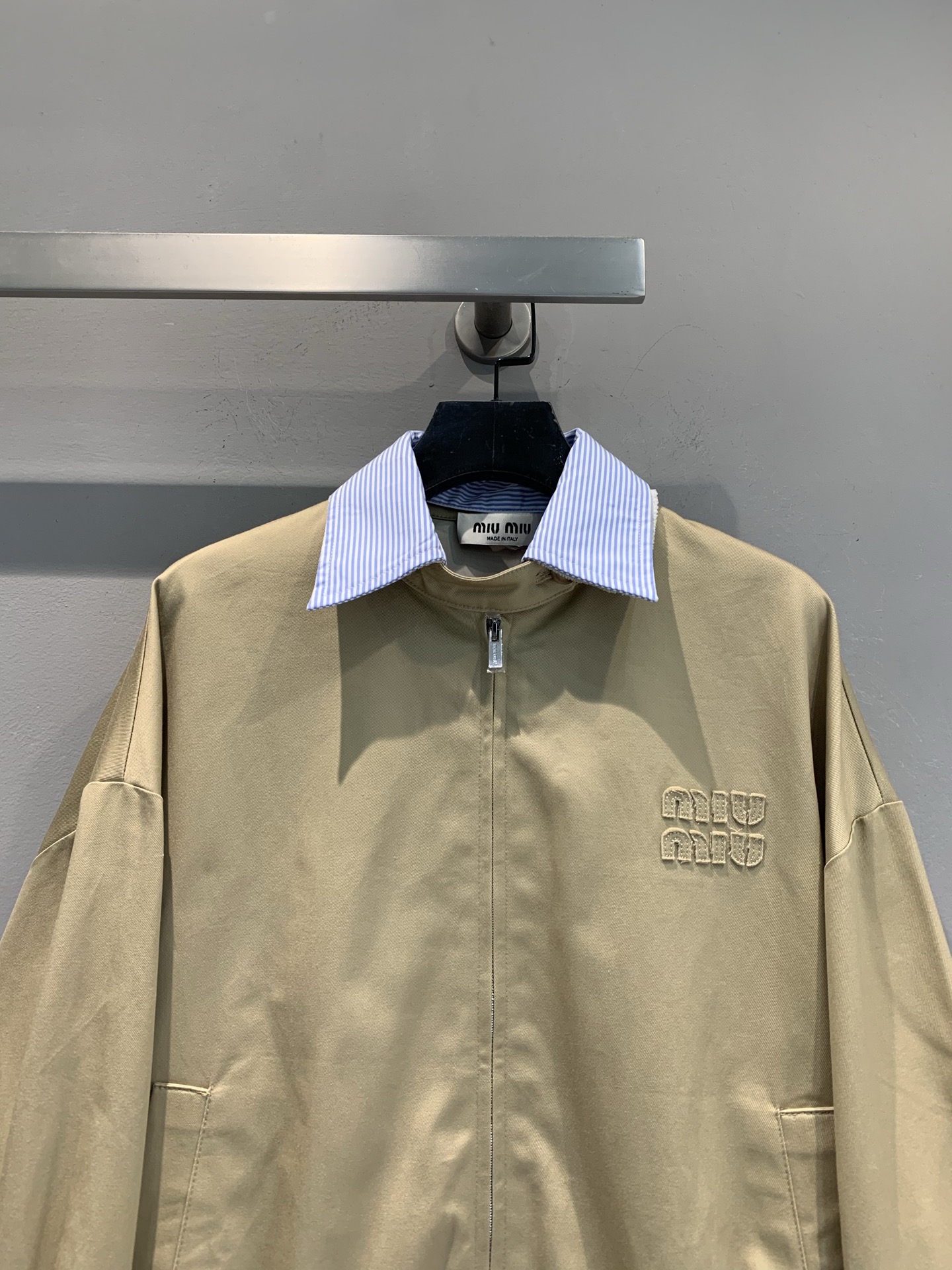 新款 miumi*早春新款卡其色拼接夹克，假两件设计超有层次感，蓝色条纹翻领可拆卸，穿搭更灵活！轻薄面料