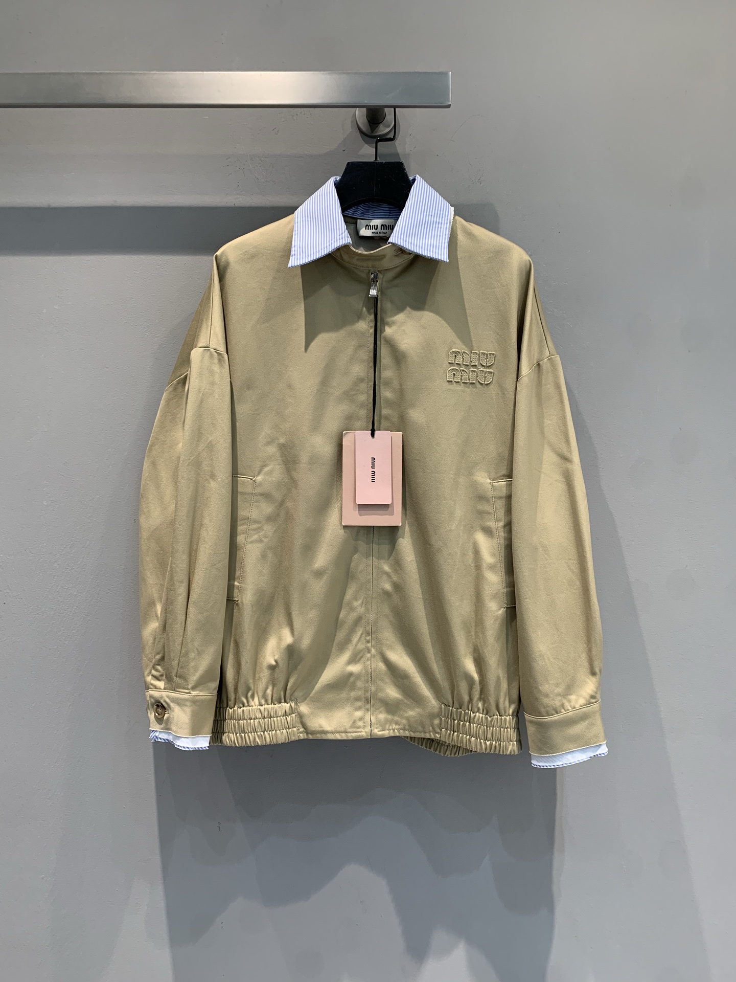 新款 miumi*早春新款卡其色拼接夹克，假两件设计超有层次感，蓝色条纹翻领可拆卸，穿搭更灵活！轻薄面料