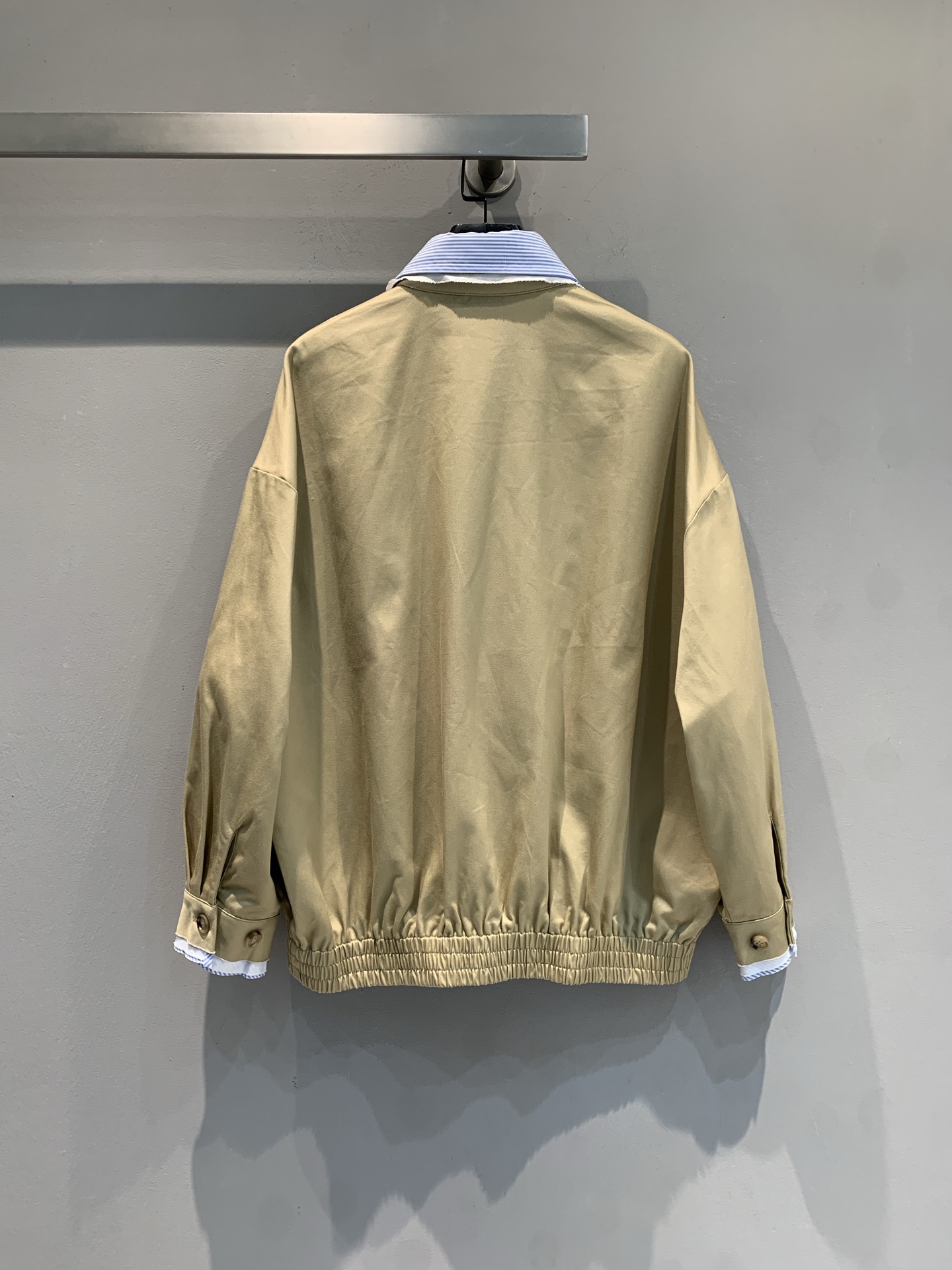 新款 miumi*早春新款卡其色拼接夹克，假两件设计超有层次感，蓝色条纹翻领可拆卸，穿搭更灵活！轻薄面料
