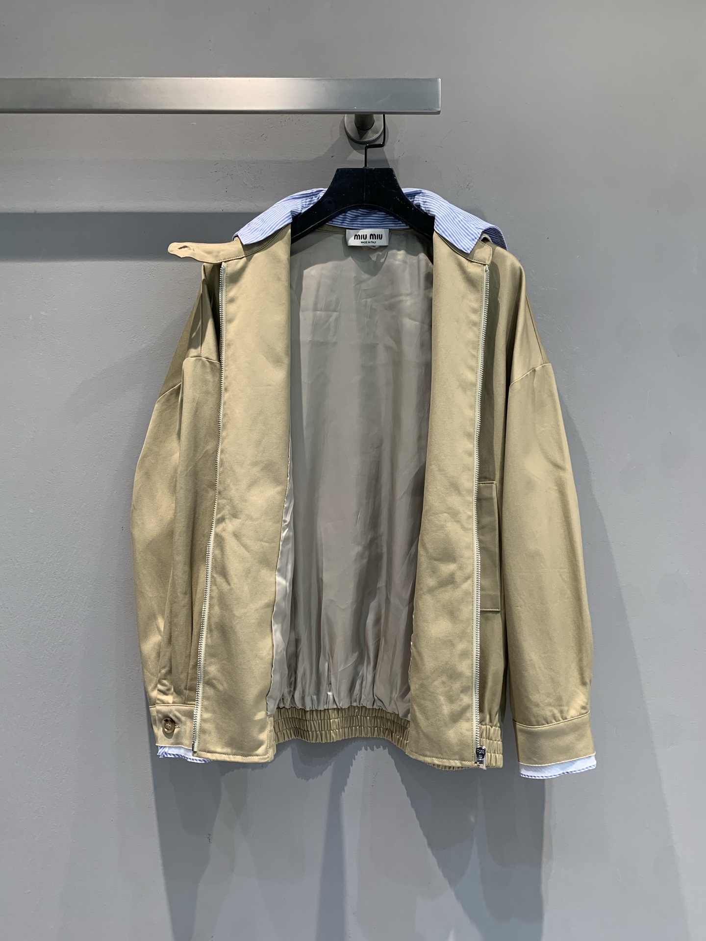 新款 miumi*早春新款卡其色拼接夹克，假两件设计超有层次感，蓝色条纹翻领可拆卸，穿搭更灵活！轻薄面料
