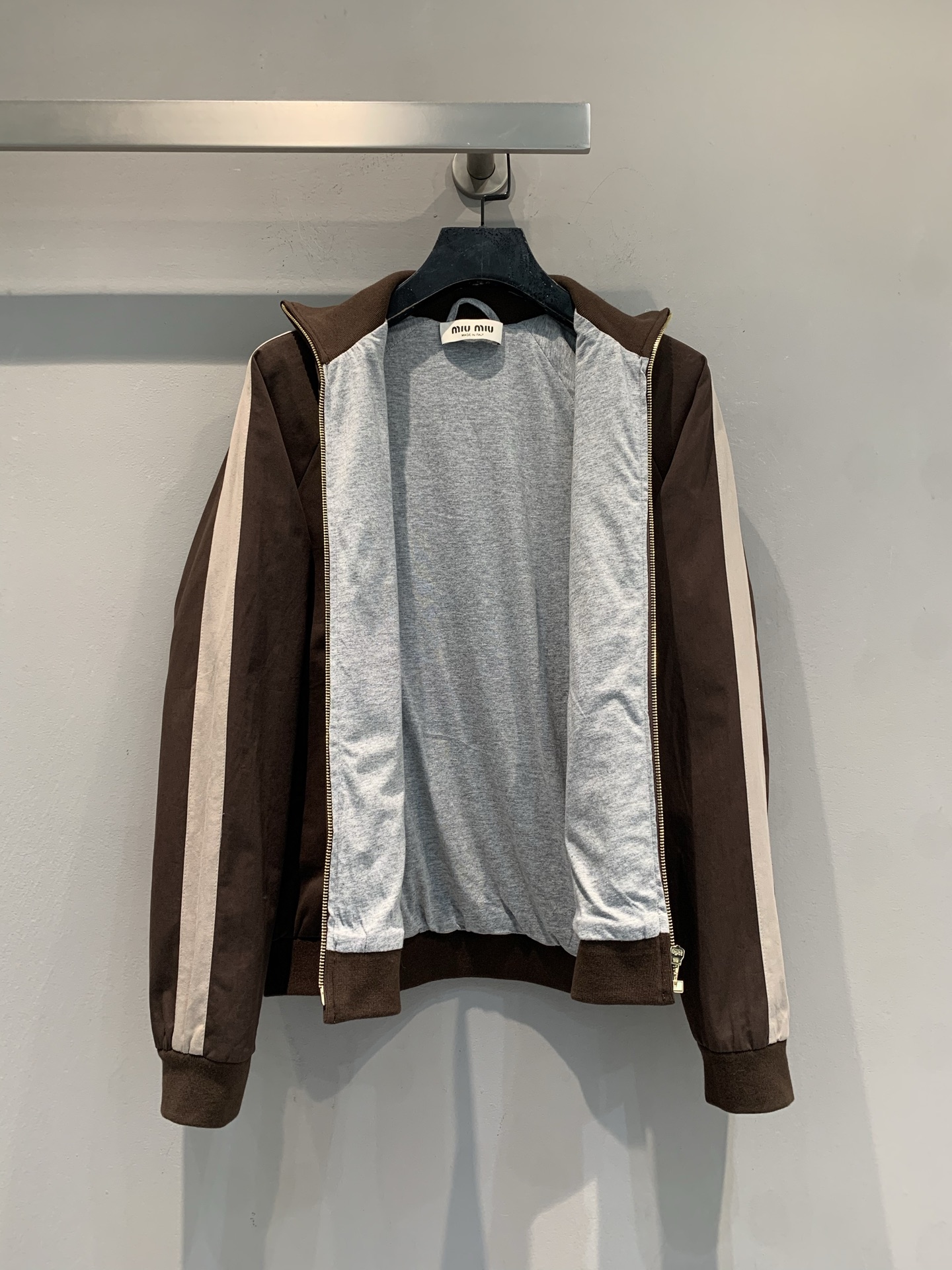 新款 原版开发 Miumi*春夏系列运动风撞色夹克，巧克力棕配白色条纹，简约又有辨识度！面料挺阔，半拉链