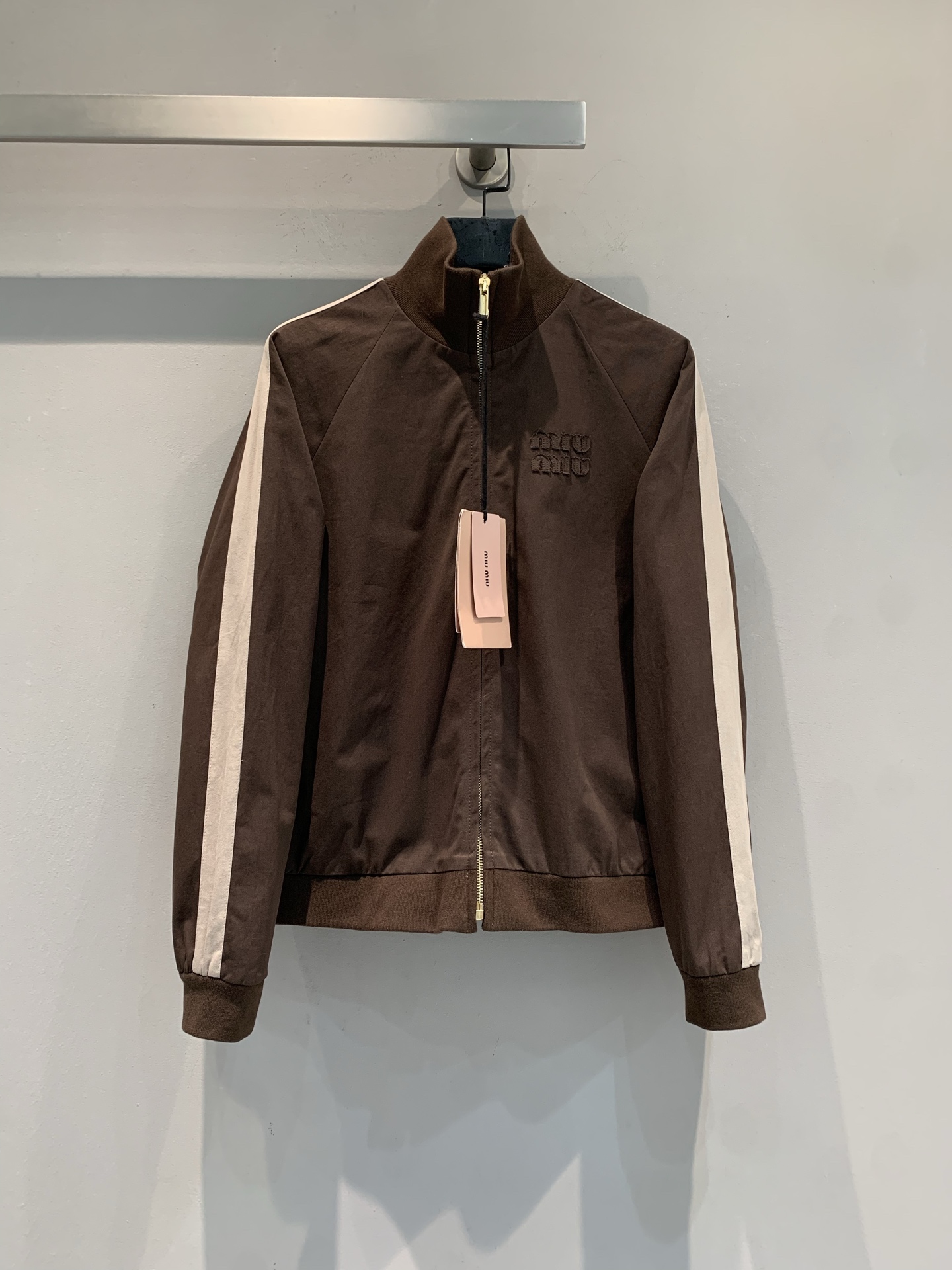 NO:798618,The new model is shipping. Originally developed by M Miumi* spring and summer series sports style contrasting color jacket, chocolate brown with white stripes, simple and recognizable!  The fabric is quite wide, with a half-zip design and a small logo on the chest, and the details are perfect. The cuffs and hem are elastic, comfortable to wear and revealing the silhouette. It can be easily worn for daily outings and student parties. Paired with jeans or shorts, you can easily get a casual and high-end look!  Size SML,,miumiu,shorts,jeans,jackets & coats,19860909新款出货啦M原版开发 Miumi*春夏系列运动风撞色夹克,巧克力棕配白色条纹,简约又有辨识度！面料挺阔,半拉链设计+胸前小Logo,细节满分.袖口和下摆松紧,穿着舒适又显廓形,日常出街、学生党都能轻松驾驭.搭配牛仔裤或短裤,随性高级感轻松get！码数SML,,miumiu,shorts,jeans,jackets & coats,,Women's clothing