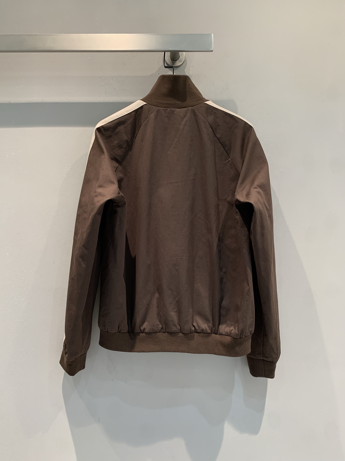 新款 原版开发 Miumi*春夏系列运动风撞色夹克，巧克力棕配白色条纹，简约又有辨识度！面料挺阔，半拉链
