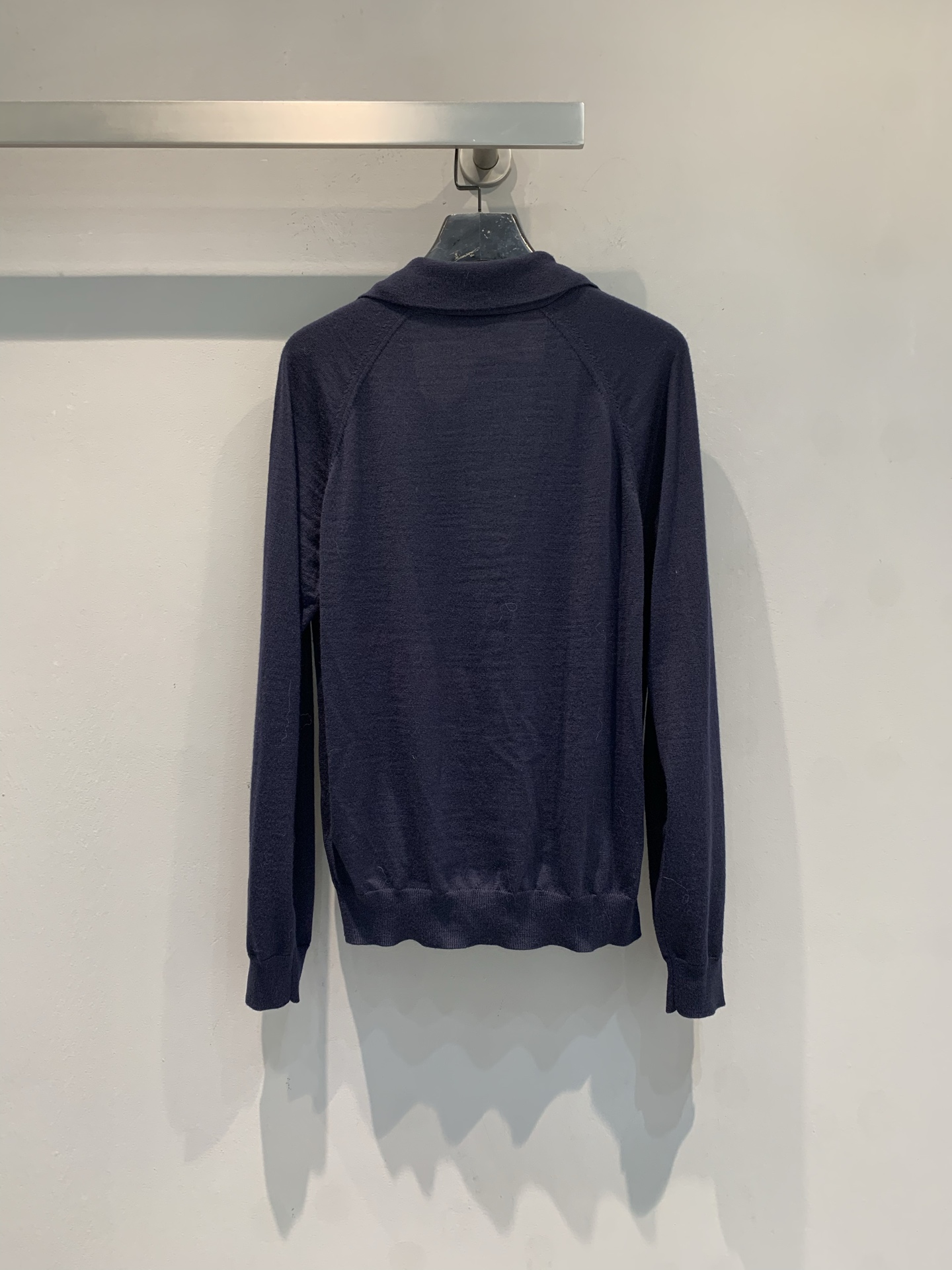 新款 原版开发 Miumi*早春新款绵羊毛翻领开衫，采用100%进口绵羊毛纱线，柔软亲肤，保暖性超赞！经