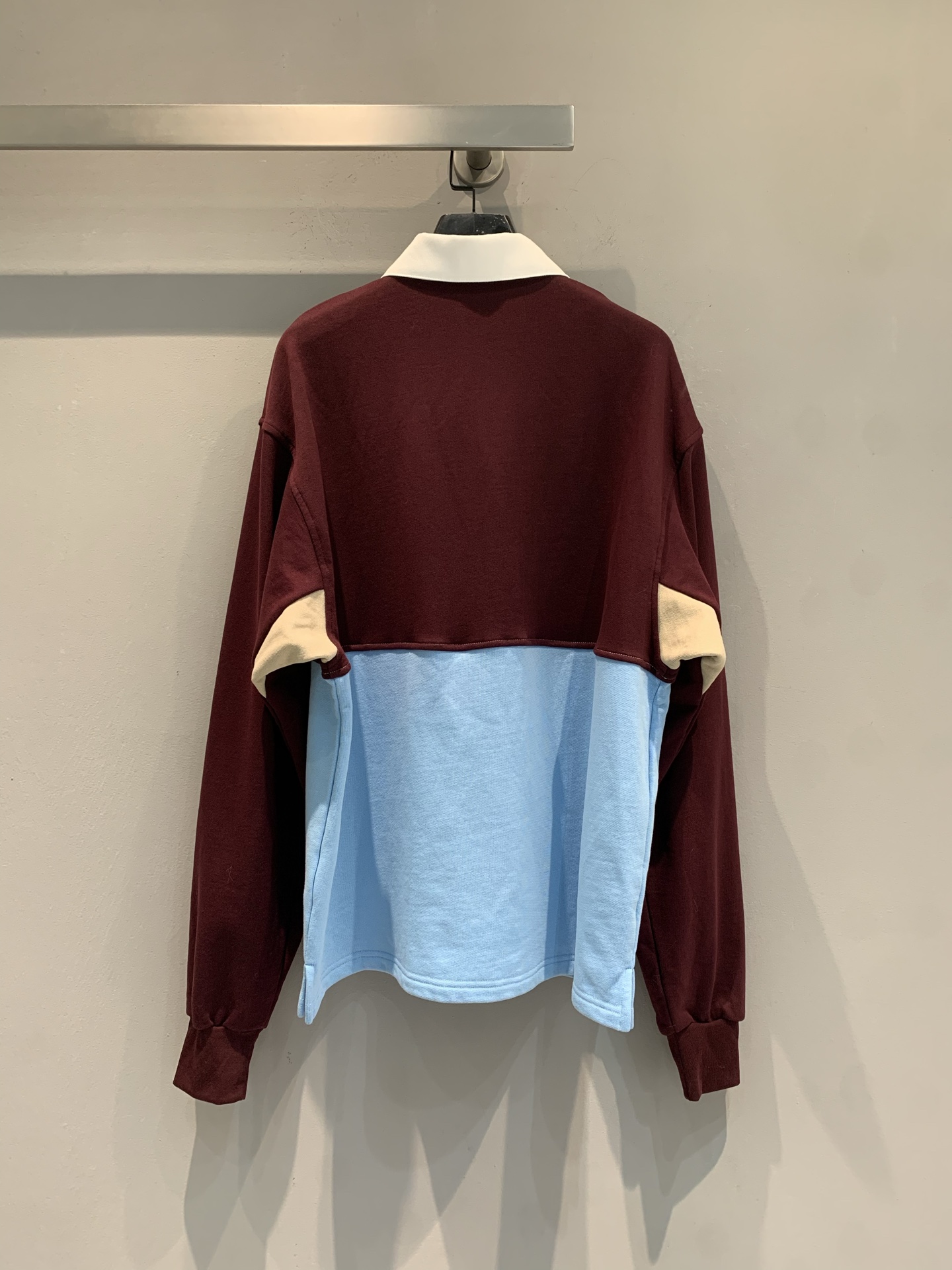 新款 原版开发 Prad*春夏系列撞色拼接Polo衫，酒红+浅蓝拼接，白色翻领设计，复古学院风满满！柔软