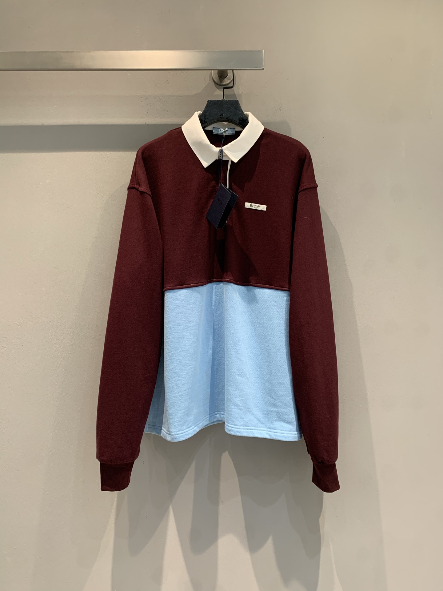 新款 原版开发 Prad*春夏系列撞色拼接Polo衫，酒红+浅蓝拼接，白色翻领设计，复古学院风满满！柔软