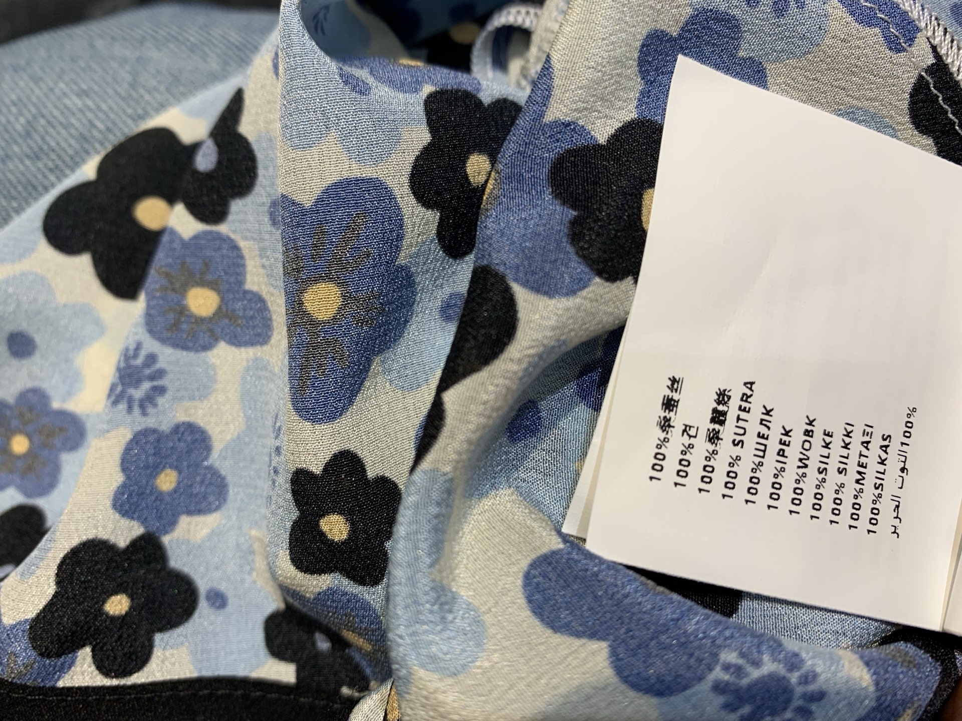 新款 原版开发 Miumi*春夏系列蓝色碎花真丝连衣裙，蓝白碎花+黑色蕾丝边，清新优雅又有女人味✨。V领