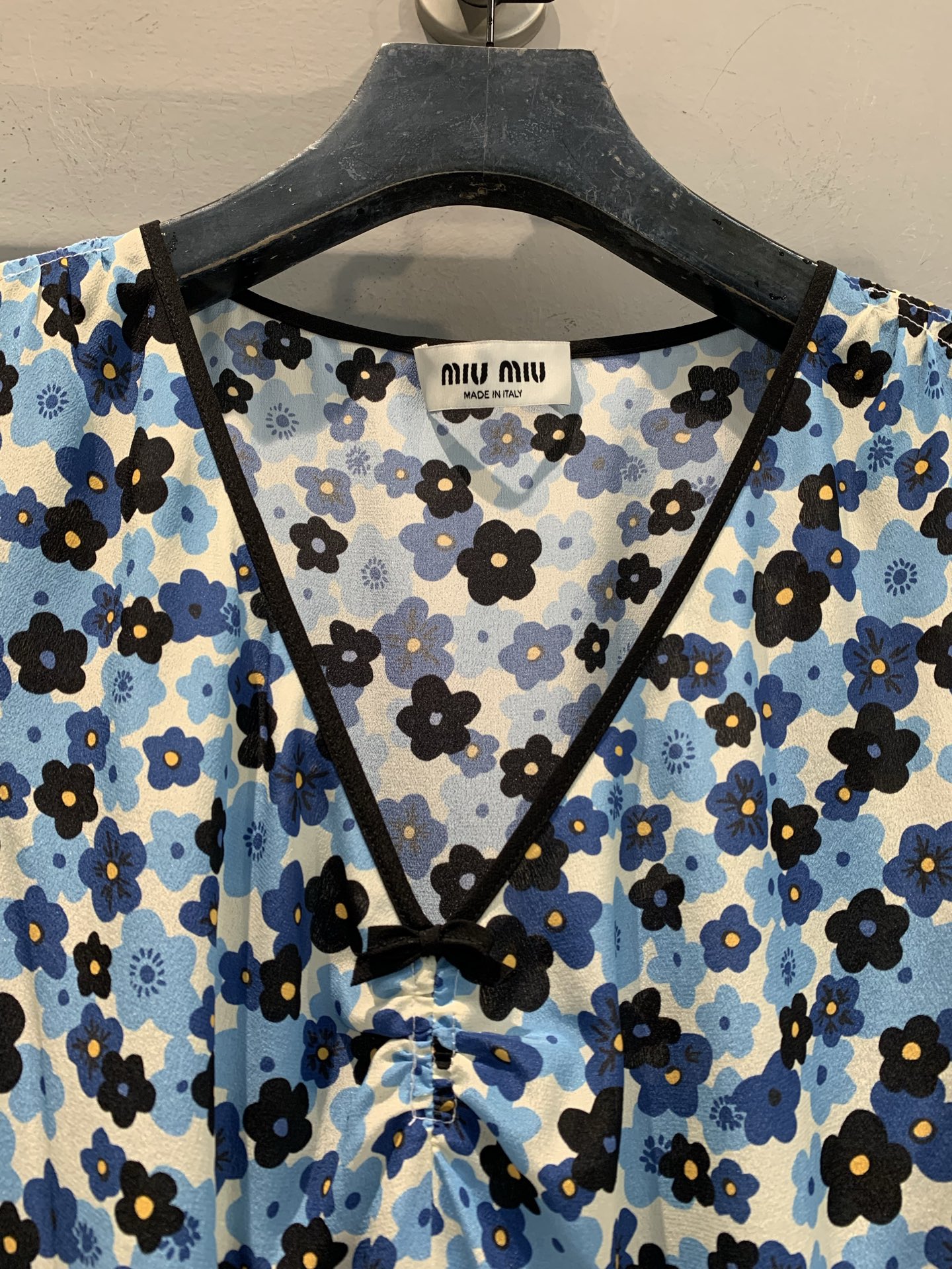 新款 原版开发 Miumi*春夏系列蓝色碎花真丝连衣裙，蓝白碎花+黑色蕾丝边，清新优雅又有女人味✨。V领