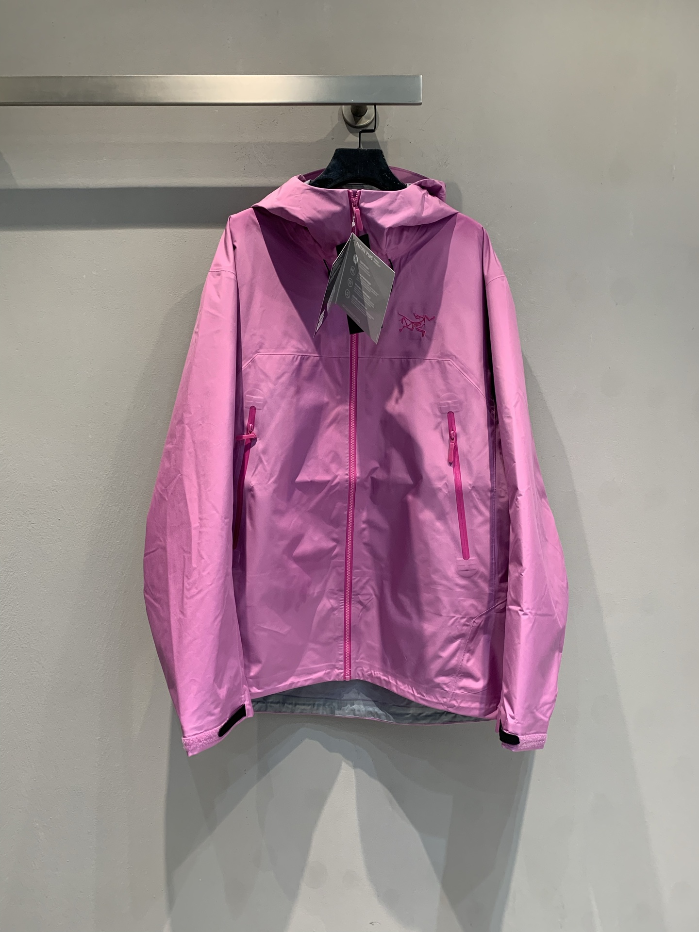 新款 原版开发 始祖鸟Beta SL冲锋衣，晨曦粉配色超吸睛，采用GORE-TEX ePE面料，防水防风