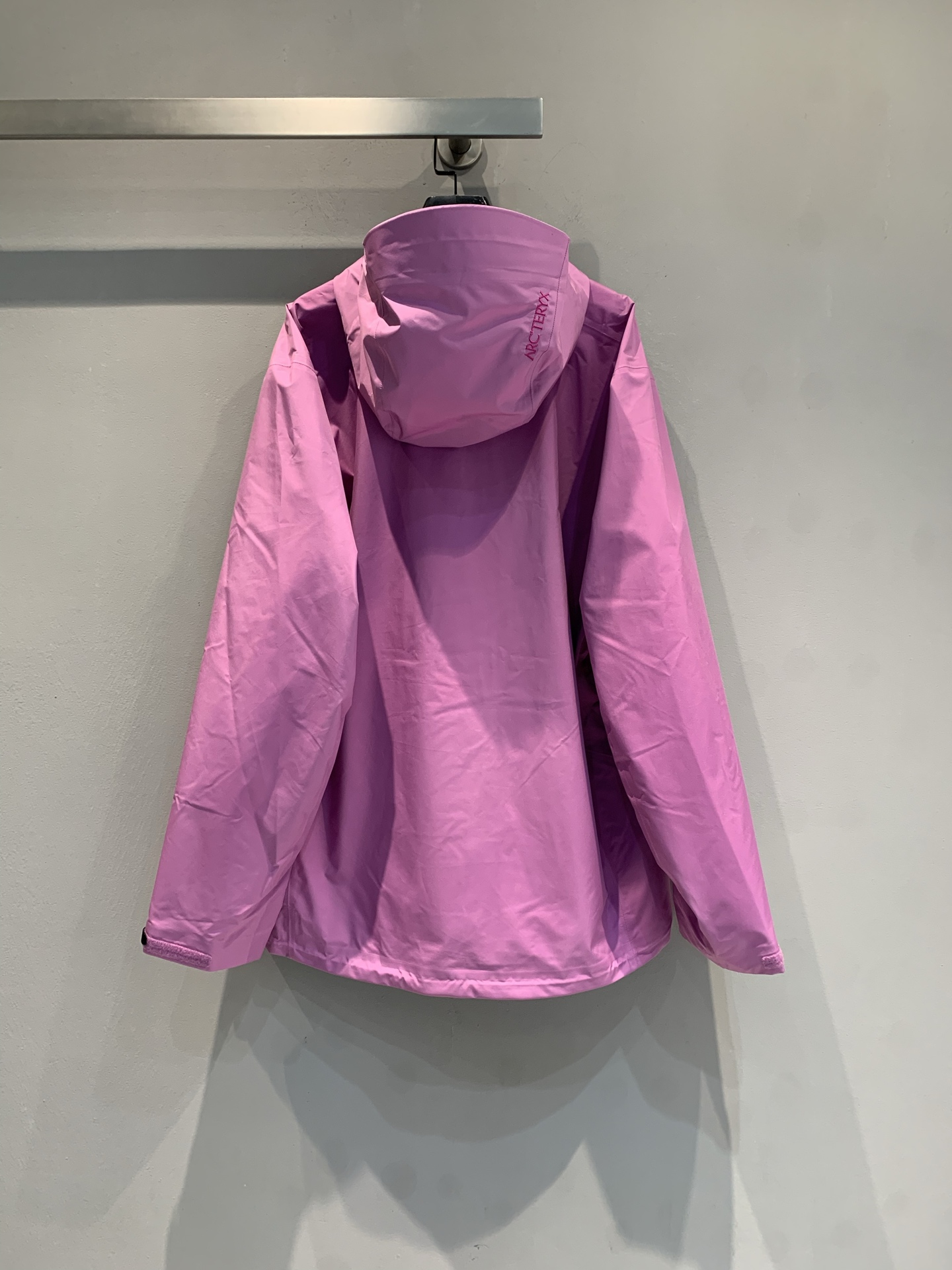 新款 原版开发 始祖鸟Beta SL冲锋衣，晨曦粉配色超吸睛，采用GORE-TEX ePE面料，防水防风