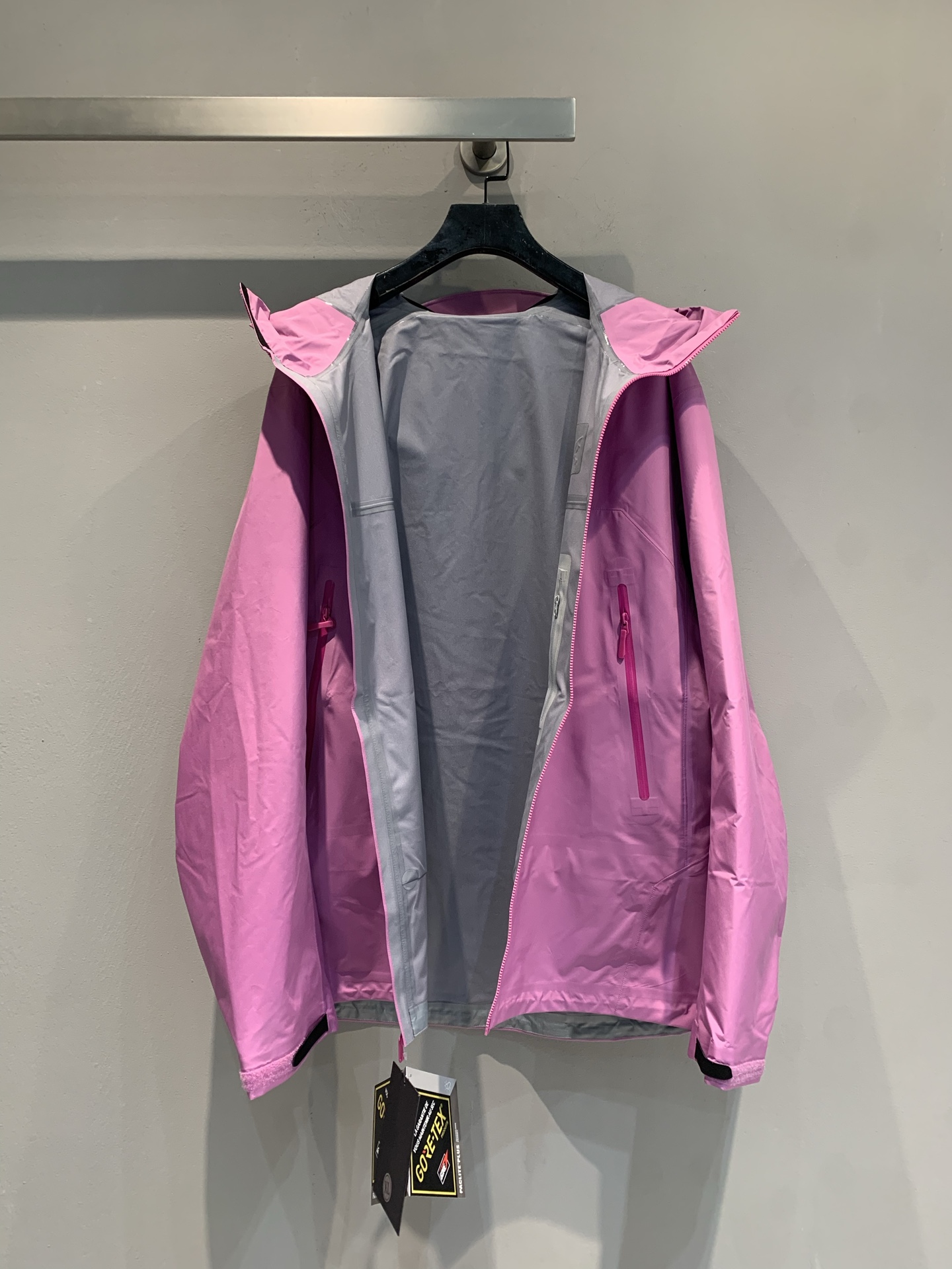 新款 原版开发 始祖鸟Beta SL冲锋衣，晨曦粉配色超吸睛，采用GORE-TEX ePE面料，防水防风