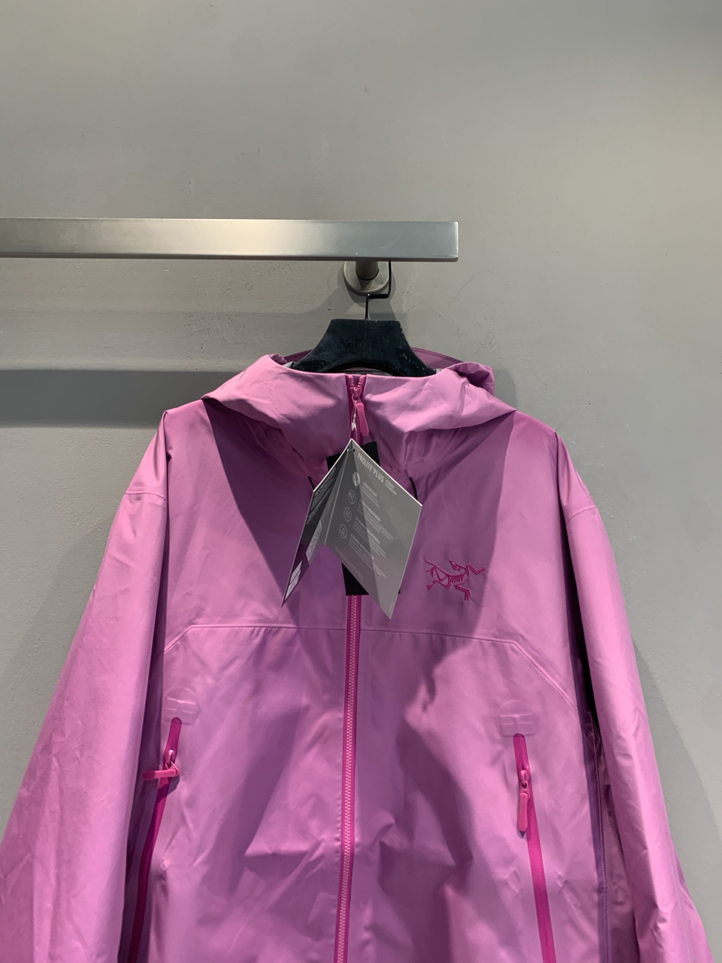 新款 原版开发 始祖鸟Beta SL冲锋衣，晨曦粉配色超吸睛，采用GORE-TEX ePE面料，防水防风