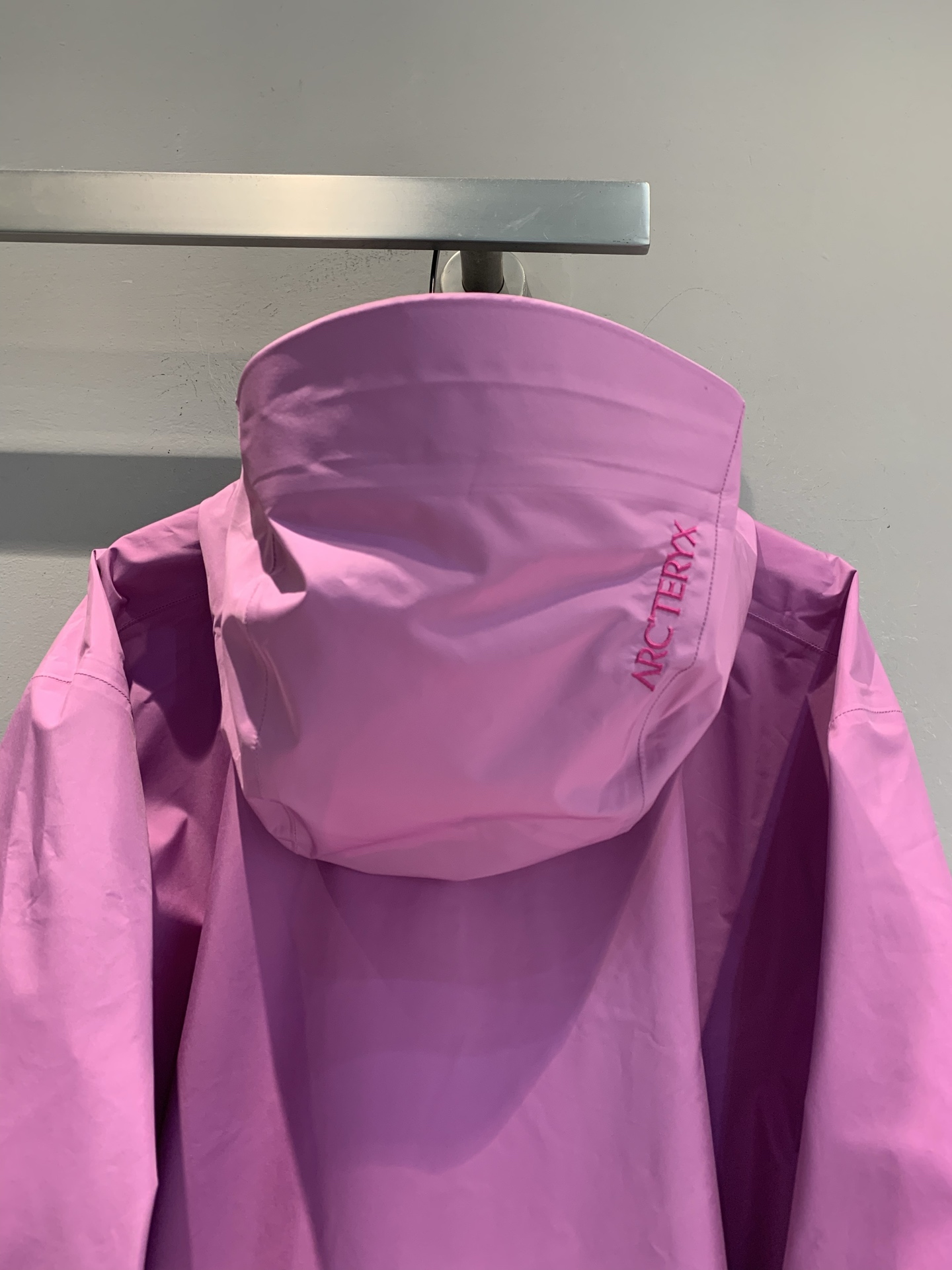 新款 原版开发 始祖鸟Beta SL冲锋衣，晨曦粉配色超吸睛，采用GORE-TEX ePE面料，防水防风