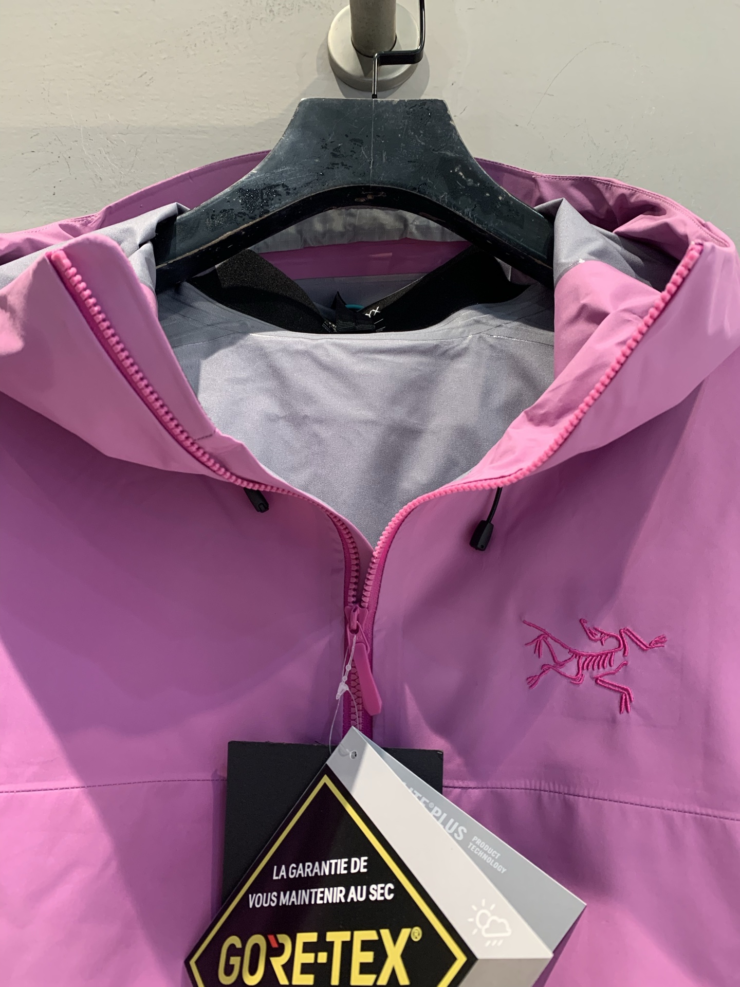 新款 原版开发 始祖鸟Beta SL冲锋衣，晨曦粉配色超吸睛，采用GORE-TEX ePE面料，防水防风