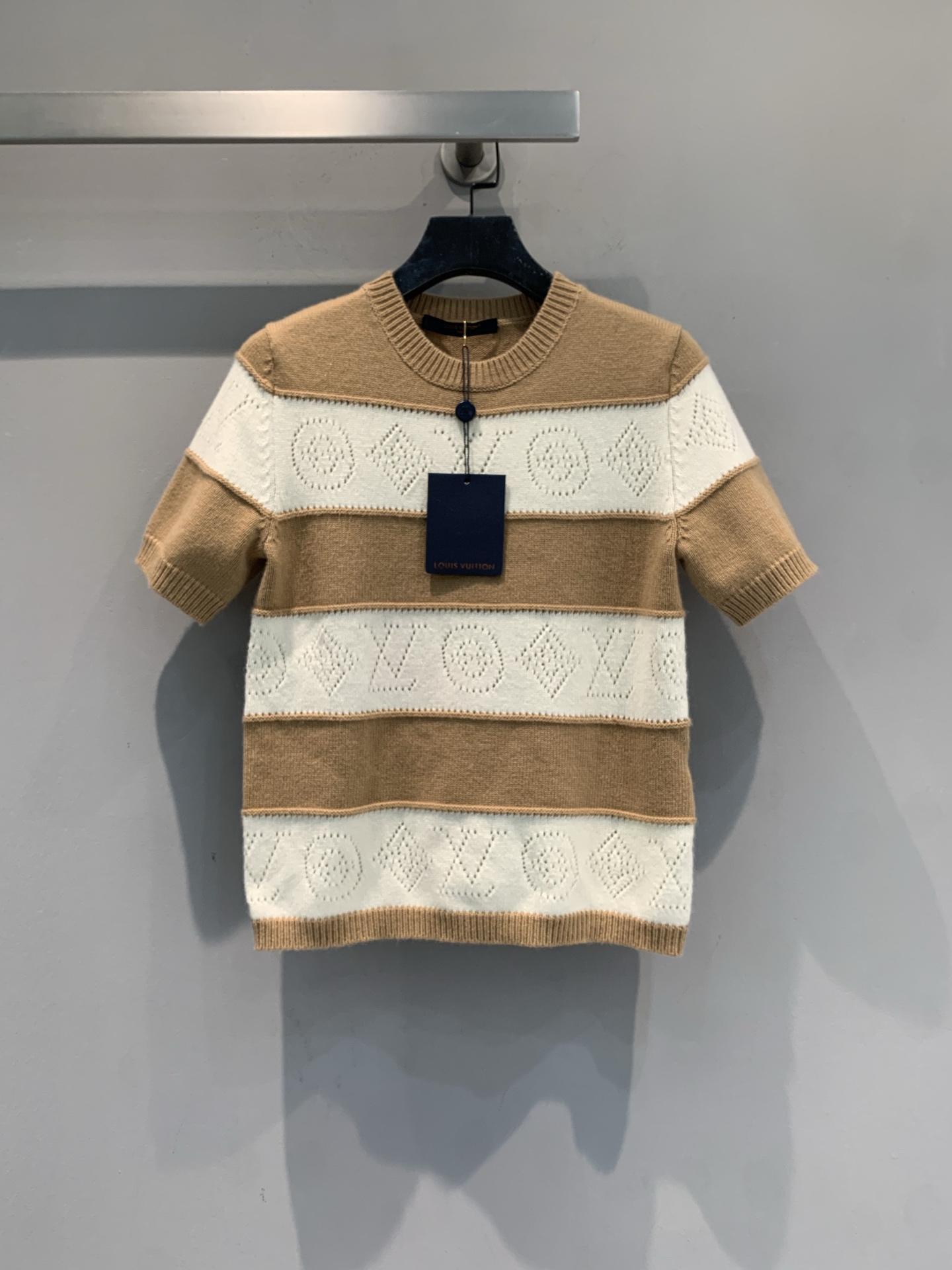 NO:803779,The new model is on the way. M is originally developed by the L family spring and summer Nautical nautical series striped knitted short-sleeves, classic brown and white contrasting colors + hollow jacquard, super recognizable. Soft knitted fabric, super comfortable to wear in spring and summer, loose version that covers the flesh and shows temperament, can be easily controlled for commuting and dating. Nautical inspired design, full of relaxation, fashionable and practical, it is a popular item for early spring!  Size SML,,louis vuitton,T-shirt,19860909新款出货啦M 原版开发 L家春夏 Nautical航海系列条纹针织短袖,经典棕白撞色+镂空提花,超有辨识度.柔软针织面料,春夏穿超舒适,宽松版型遮肉又显气质,通勤约会都能轻松驾驭.航海灵感设计,松弛感满满,时尚又实用,是早春穿搭热门单品！码数SML,,louis vuitton,T-shirt,,Women's clothing