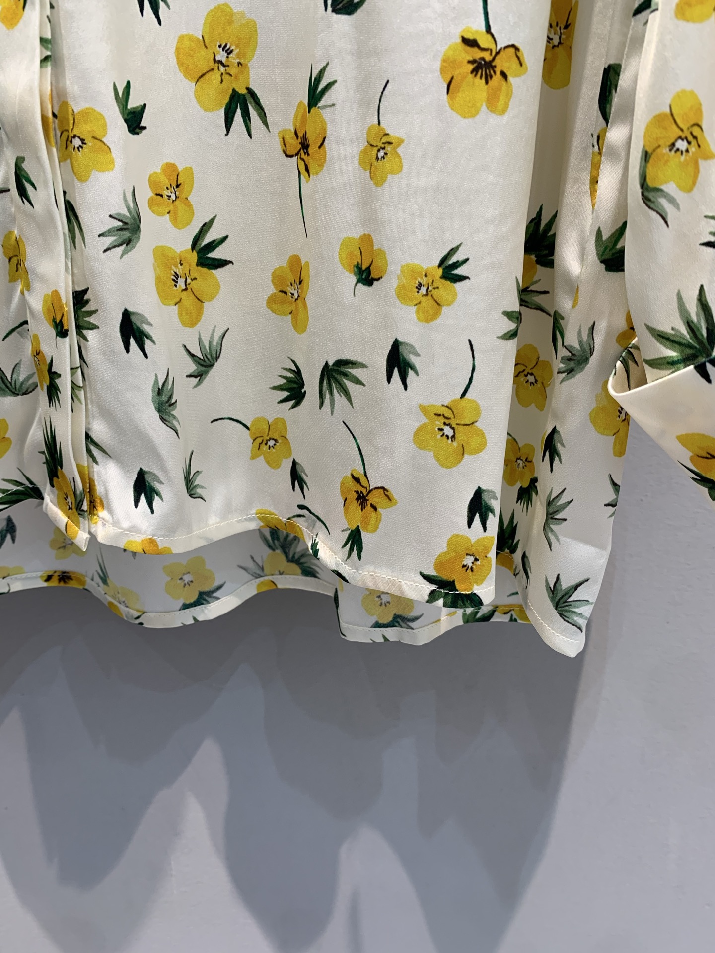 新款 原版开发 CD春夏系列立领碎花桑蚕丝衬衫，轻薄透气面料，春夏穿超舒服！白色底配黄色花卉和绿叶，清新