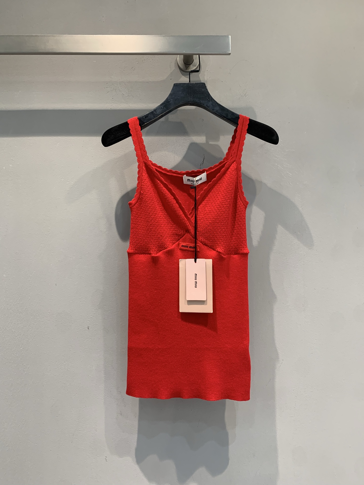 NO:801338,The new model is now shipping. The original development Miumi*2026 new New Year's limited edition red camisole. The knitted fabric is soft and elastic, and it fits the body shape and shows great temperament. Thin suspenders + V-neck design, the clavicle line is directly stretched out, and the cross straps on the back are super design. The red color is white and does not pick on the skin color, and it looks great when worn alone or as an inner layer. It can be easily switched with jeans, leather skirts, and shirts. It can be easily used for daily outings, parties, and festivals!  Size SML,,miumiu,skirts,jeans,shirts,19860909新款出货啦原版开发 Miumi*2026早春新款新年限定红色吊带背心,针织面料柔软有弹性,贴合身形超显气质.细吊带+V领设计,锁骨线条直接拉满,后背交叉绑带超有设计感.红色显白不挑肤色,单穿or内搭都很出彩,搭配牛仔裤、皮裙、衬衫都能轻松切换风格,日常出街、聚会、节日场合都能轻松驾驭！码数SML,,miumiu,skirts,jeans,shirts,,Women's clothing